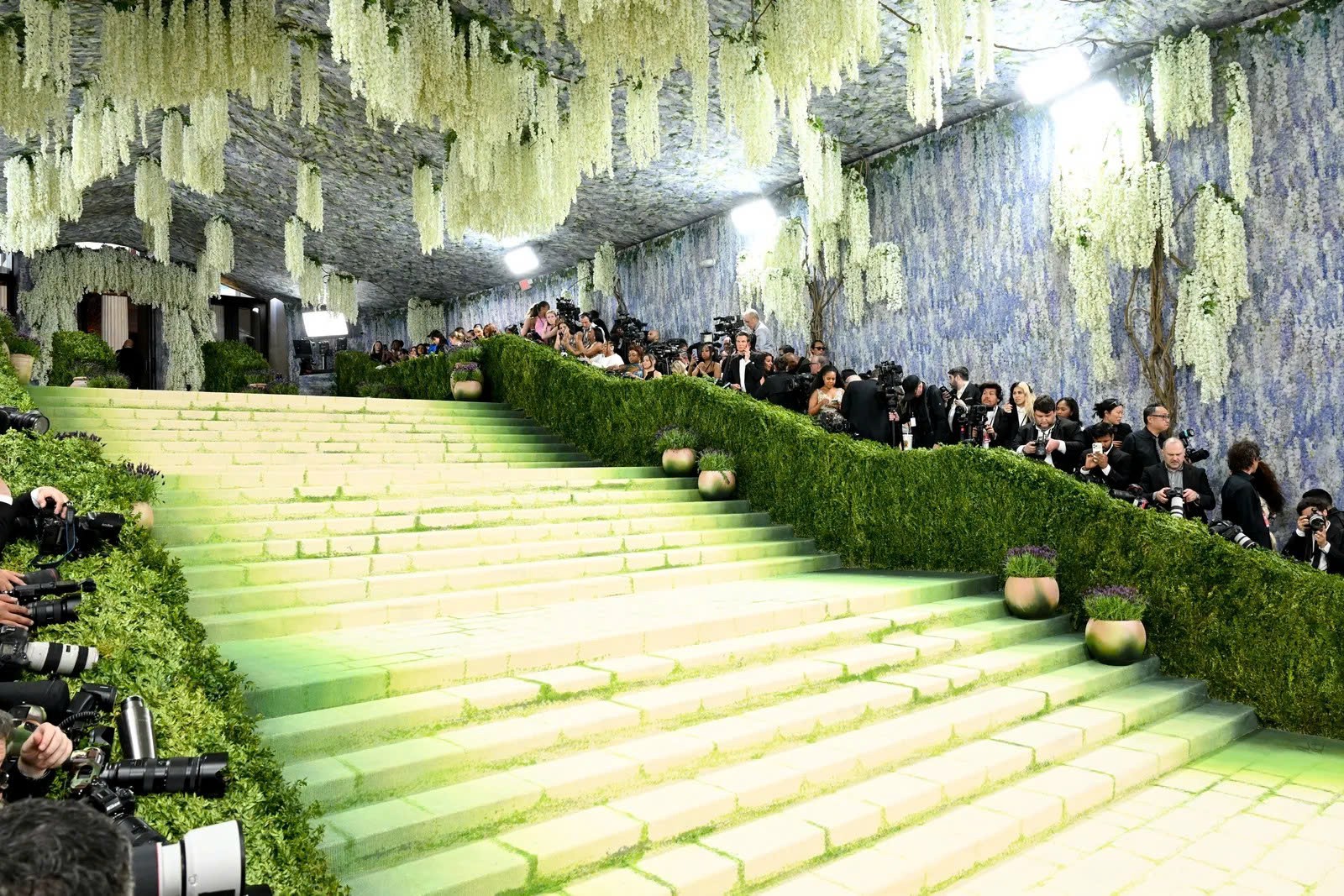 Hinh anh Thảm Met Gala 2026 "không còn đỏ": Lối đi "vườn đá" và bản giao hưởng của những tác phẩm nghệ thuật sống 1