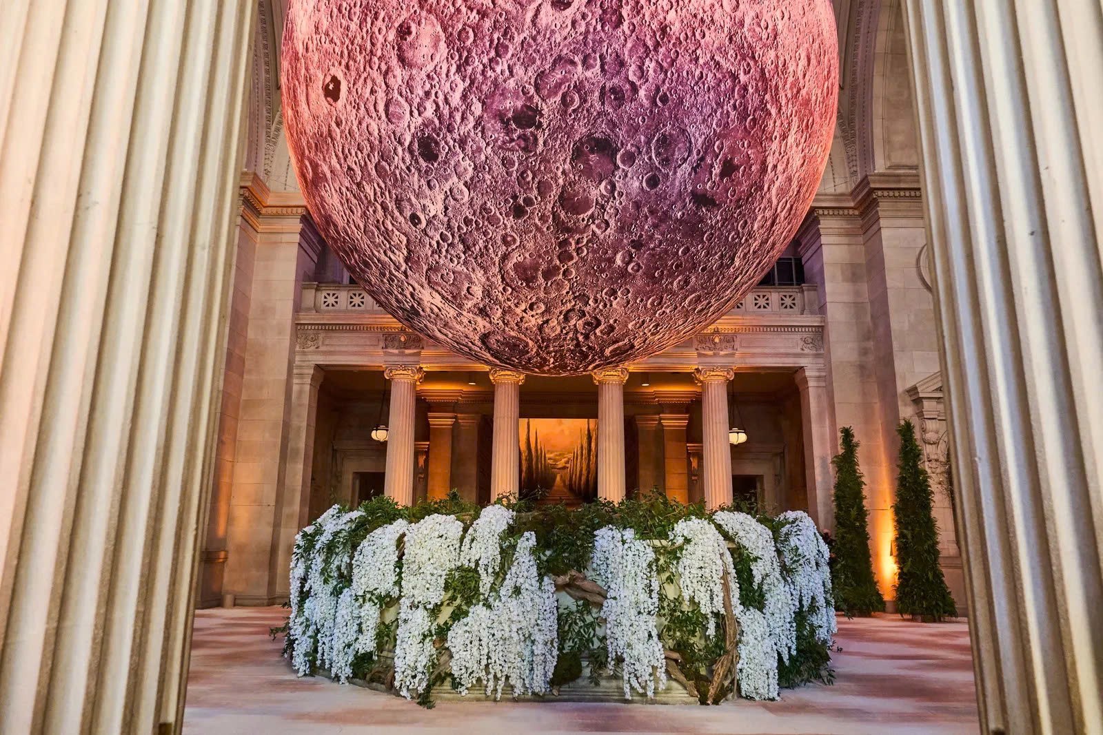 Hinh anh Thảm Met Gala 2026 "không còn đỏ": Lối đi "vườn đá" và bản giao hưởng của những tác phẩm nghệ thuật sống 9