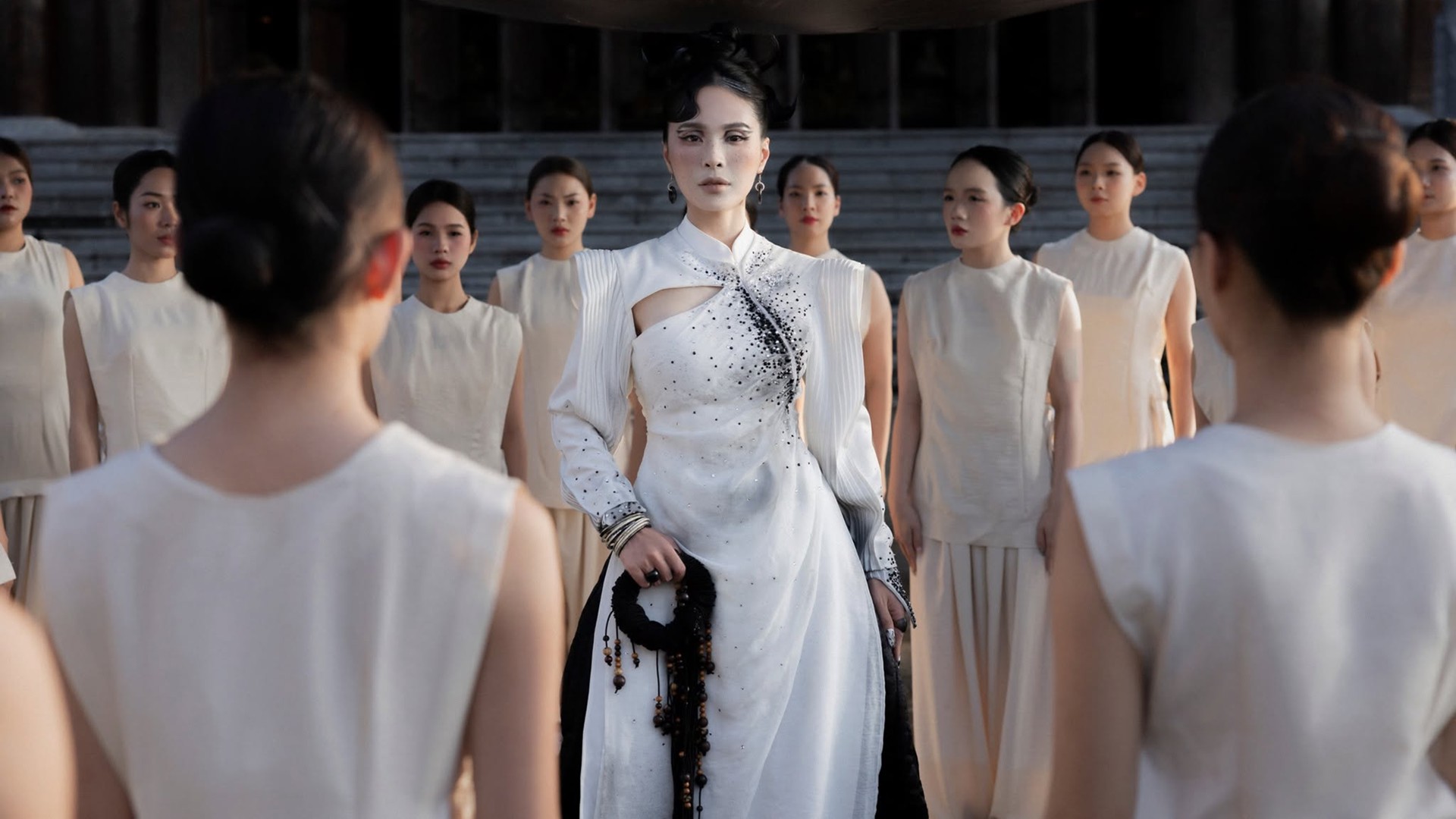 “Lá ngọc cành vàng”: Dáng Việt từ lời ca nương