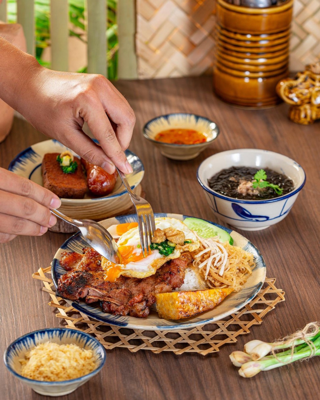 Hinh anh Cơm tấm: Từ hạt gạo vỡ của giới cần lao đến món ăn biểu trưng cho ẩm thực Sài Gòn 8