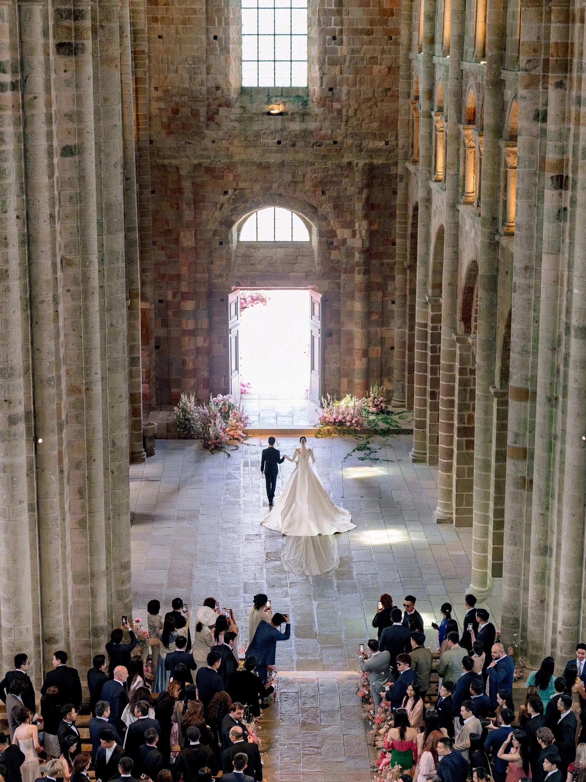 Hinh anh Từ Hề Mộng Dao đến Dua Lipa: 4 bộ váy cưới định hình xu hướng bridal 2026 5