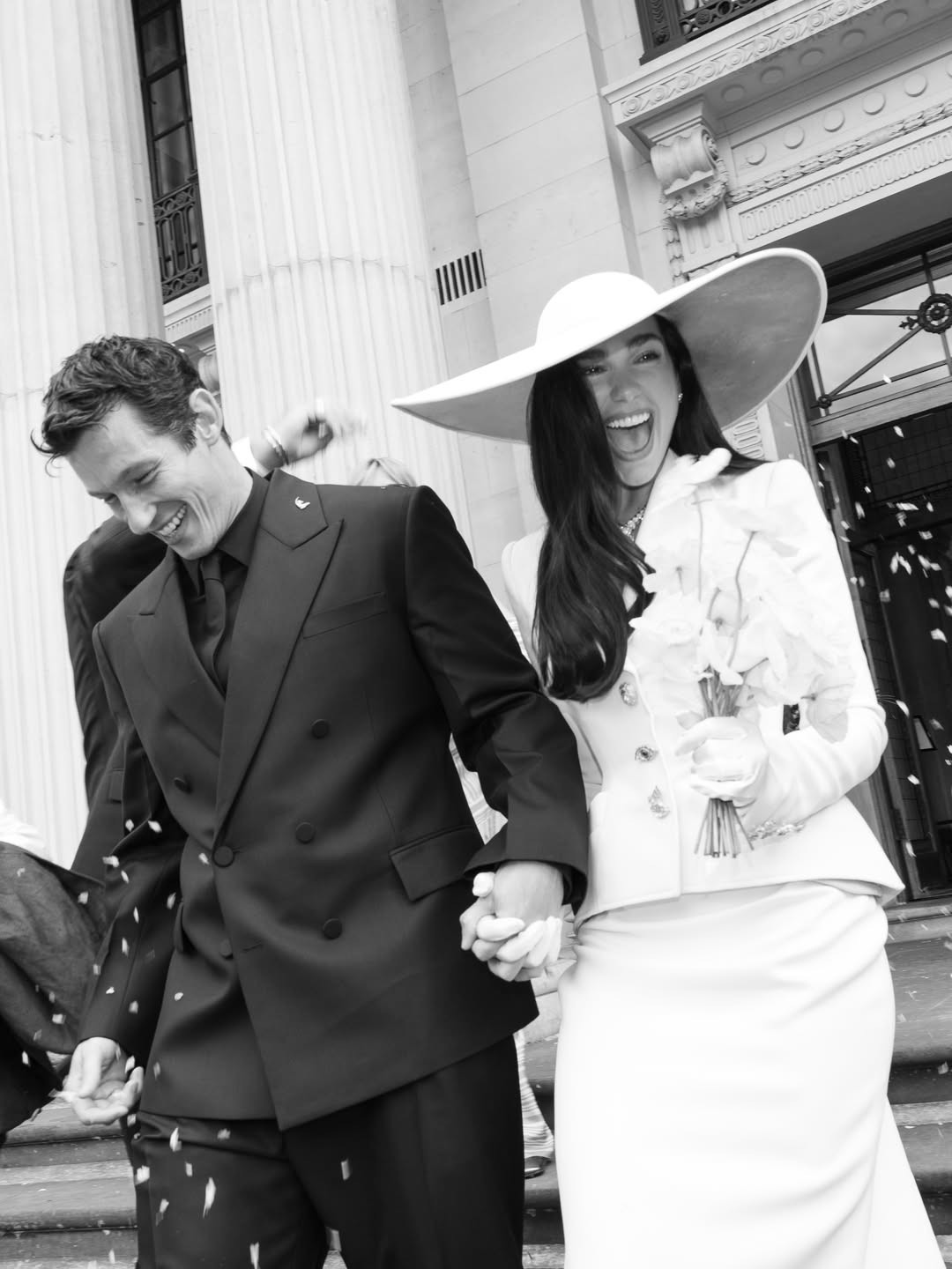 Hinh anh Phong cách cưới của Dua Lipa làm sống lại vẻ quyến rũ của mũ rộng vành  1
