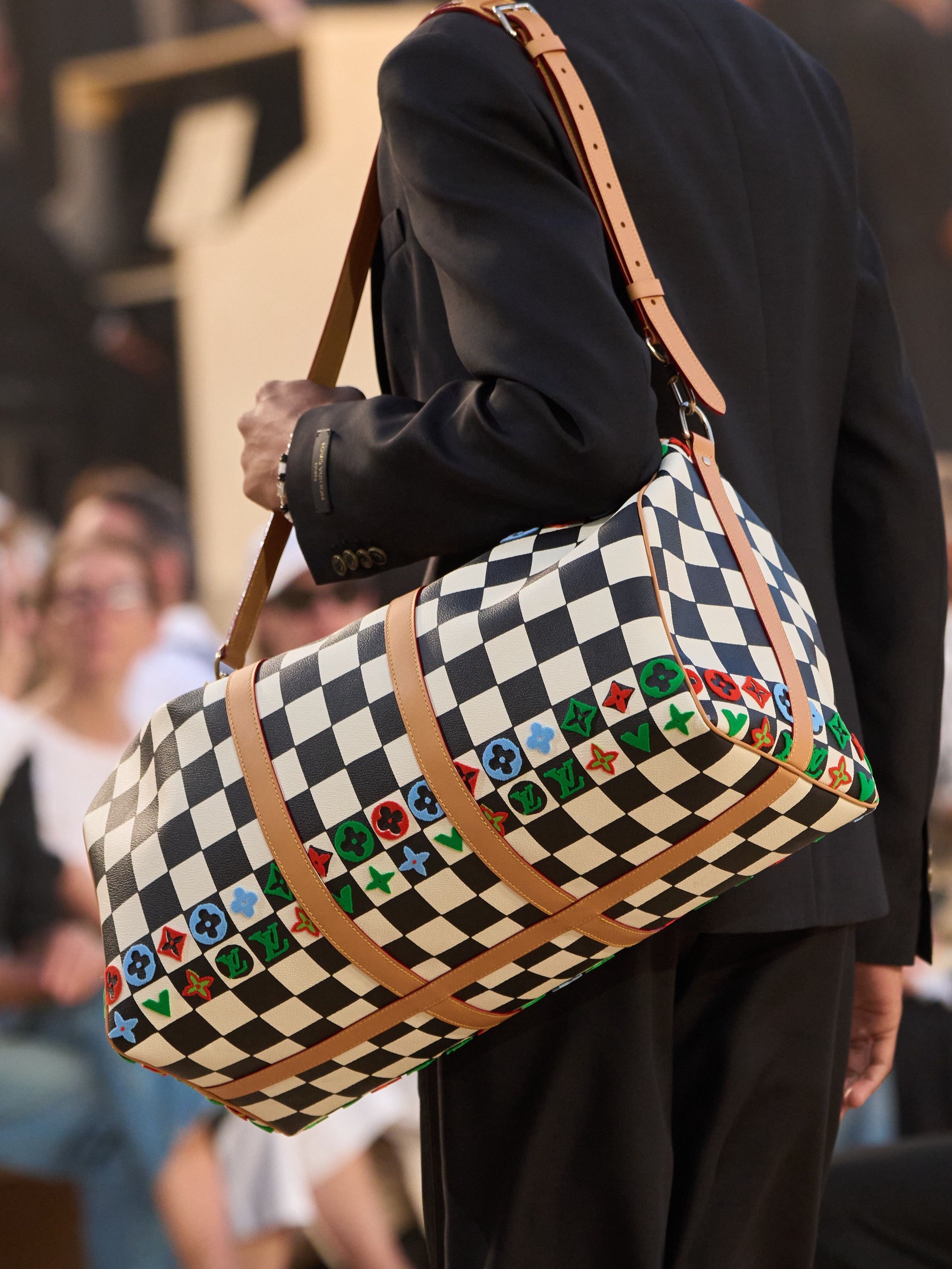 Hinh anh Louis Vuitton Menswear SS27: Lời mời gọi từ đại dương dưới ánh trăng Paris 24