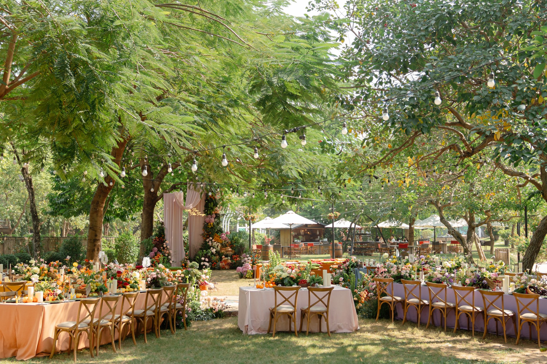 Hinh anh Tâm điểm của Garden Party chính là bàn tiệc dài, nơi ranh giới giữa những người tham gia được xóa nhòa qua từng món ăn sẻ chia và những câu chuyện chân thành. 3