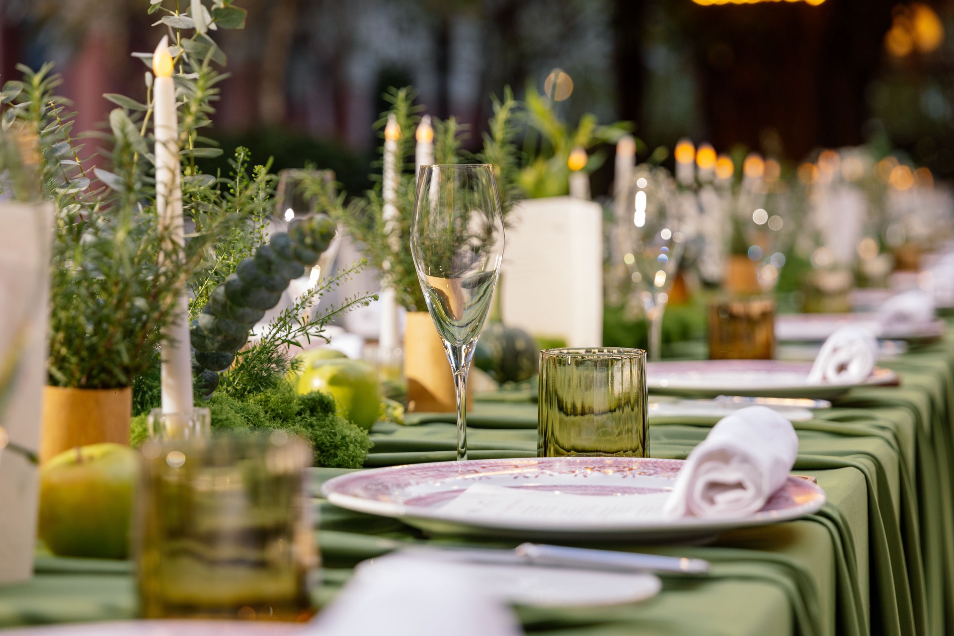 Hinh anh Tâm điểm của Garden Party chính là bàn tiệc dài, nơi ranh giới giữa những người tham gia được xóa nhòa qua từng món ăn sẻ chia và những câu chuyện chân thành. 6