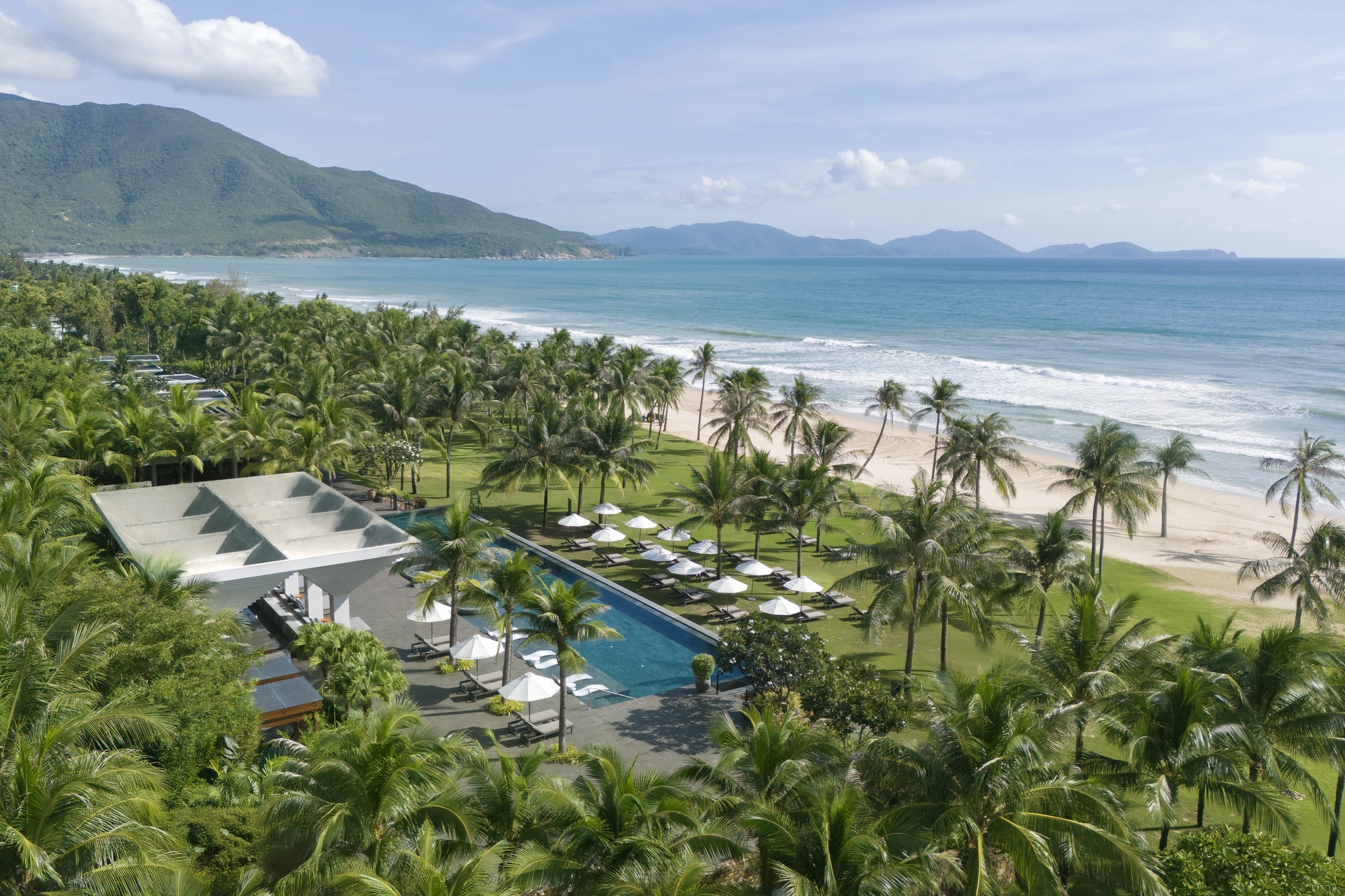 Hinh anh Tâm điểm của Garden Party chính là bàn tiệc dài, nơi ranh giới giữa những người tham gia được xóa nhòa qua từng món ăn sẻ chia và những câu chuyện chân thành. 4
