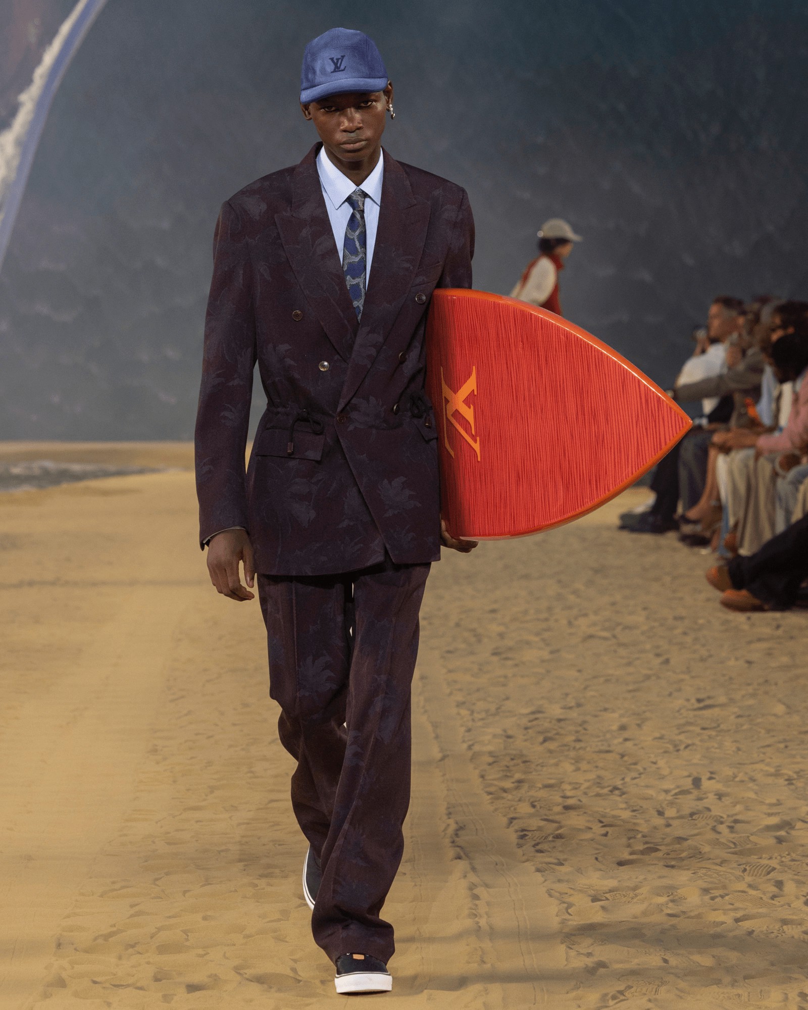 Hinh anh Louis Vuitton Menswear SS27: Lời mời gọi từ đại dương dưới ánh trăng Paris 3