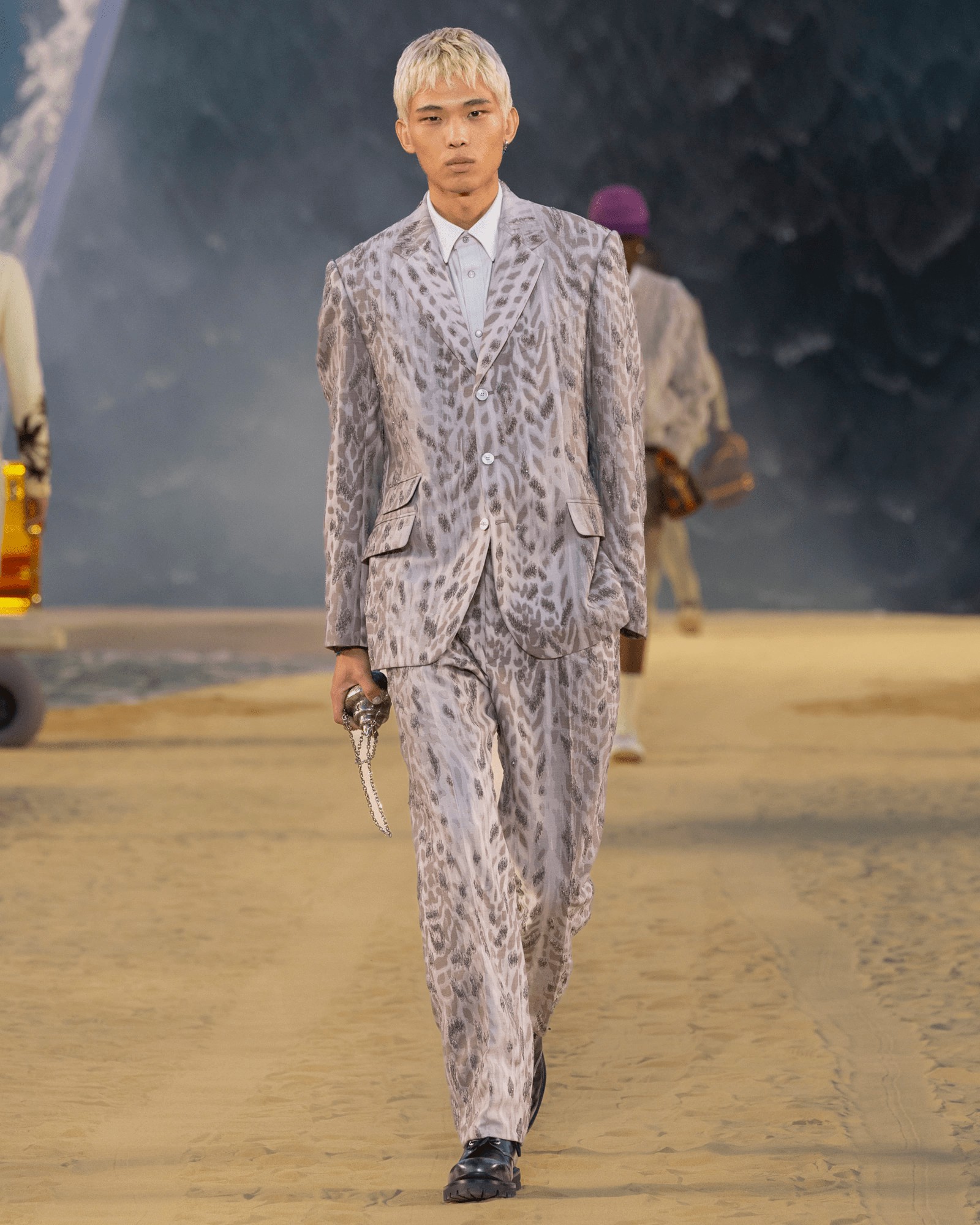 Hinh anh Louis Vuitton Menswear SS27: Lời mời gọi từ đại dương dưới ánh trăng Paris 13