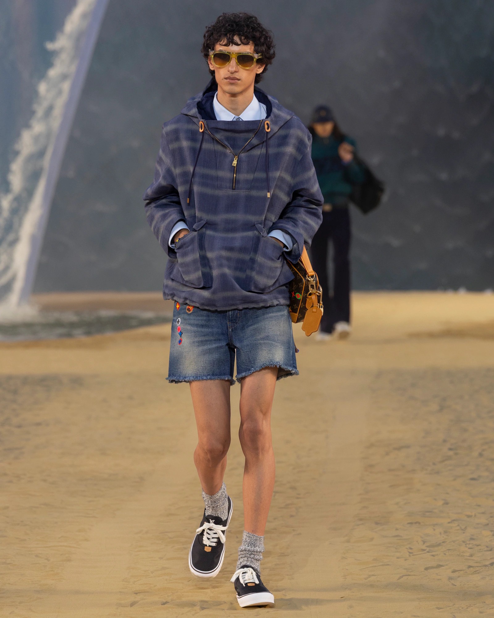 Hinh anh Louis Vuitton Menswear SS27: Lời mời gọi từ đại dương dưới ánh trăng Paris 11