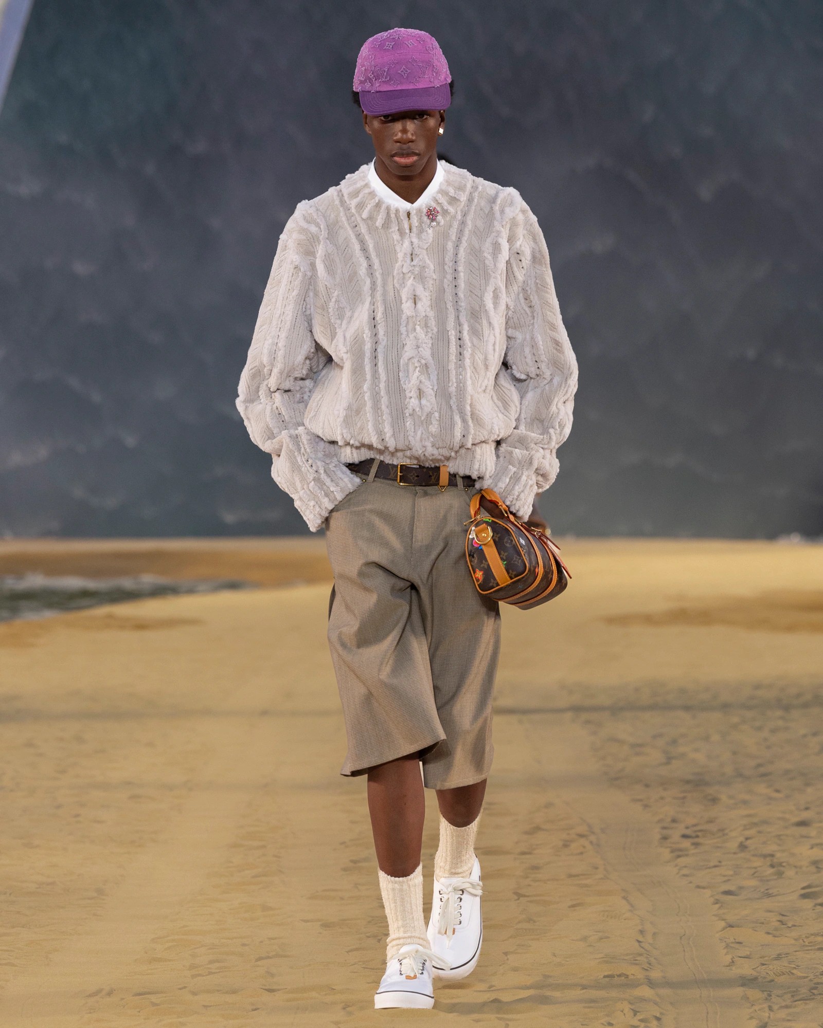 Hinh anh Louis Vuitton Menswear SS27: Lời mời gọi từ đại dương dưới ánh trăng Paris 12