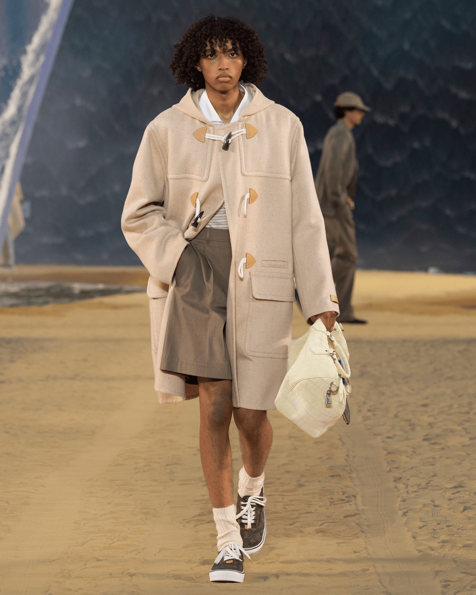 Hinh anh Louis Vuitton Menswear SS27: Lời mời gọi từ đại dương dưới ánh trăng Paris 16