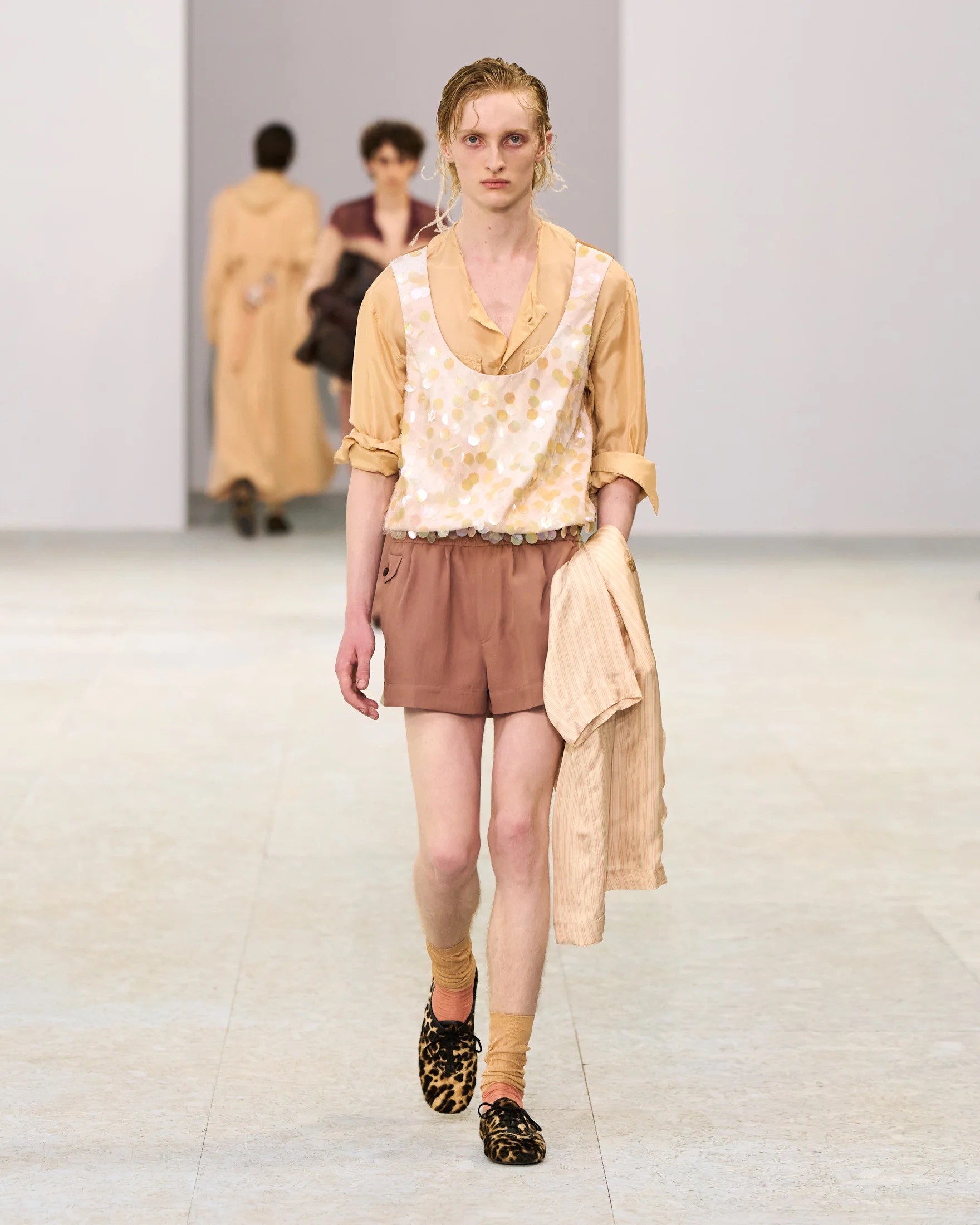 Hinh anh Paris Men's Fashion Week SS27: Thử thách từ thời tiết và những cột mốc chuyển giao 46