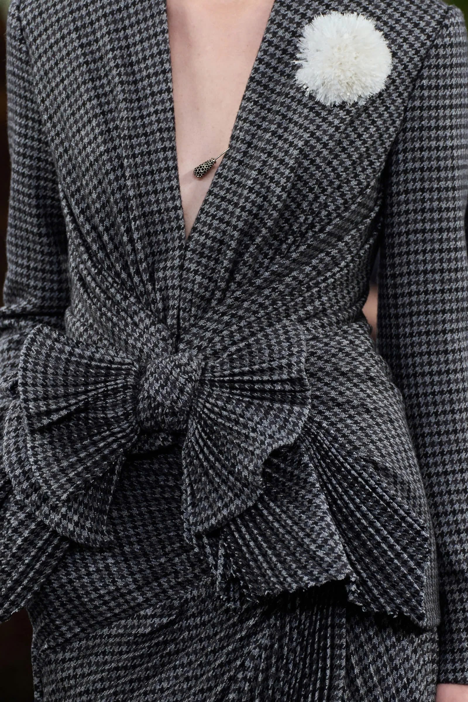 Hinh anh Dior Haute Couture FW26: Ngôn ngữ điêu khắc dưới bóng cây dương xỉ  48