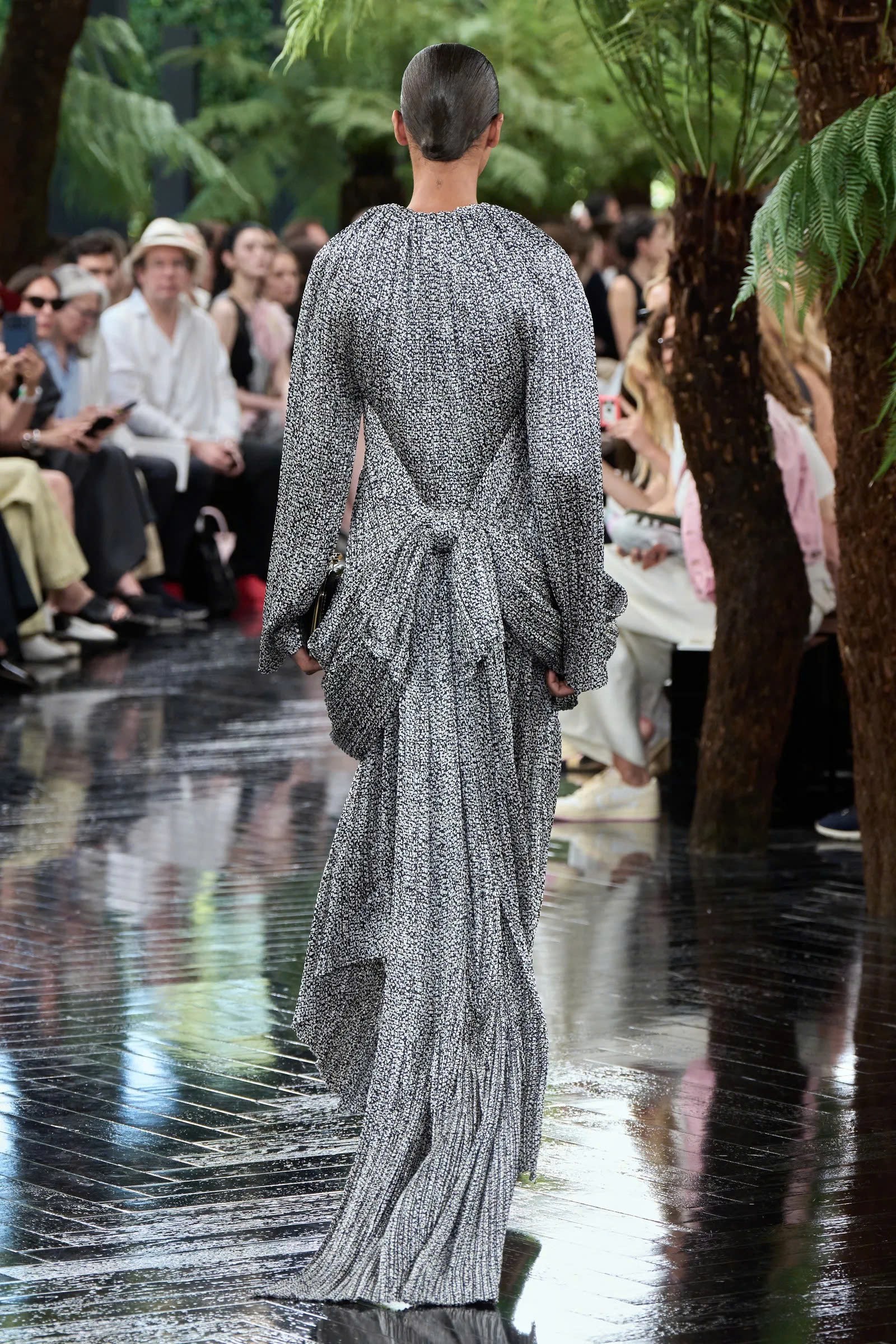 Hinh anh Dior Haute Couture FW26: Ngôn ngữ điêu khắc dưới bóng cây dương xỉ  47