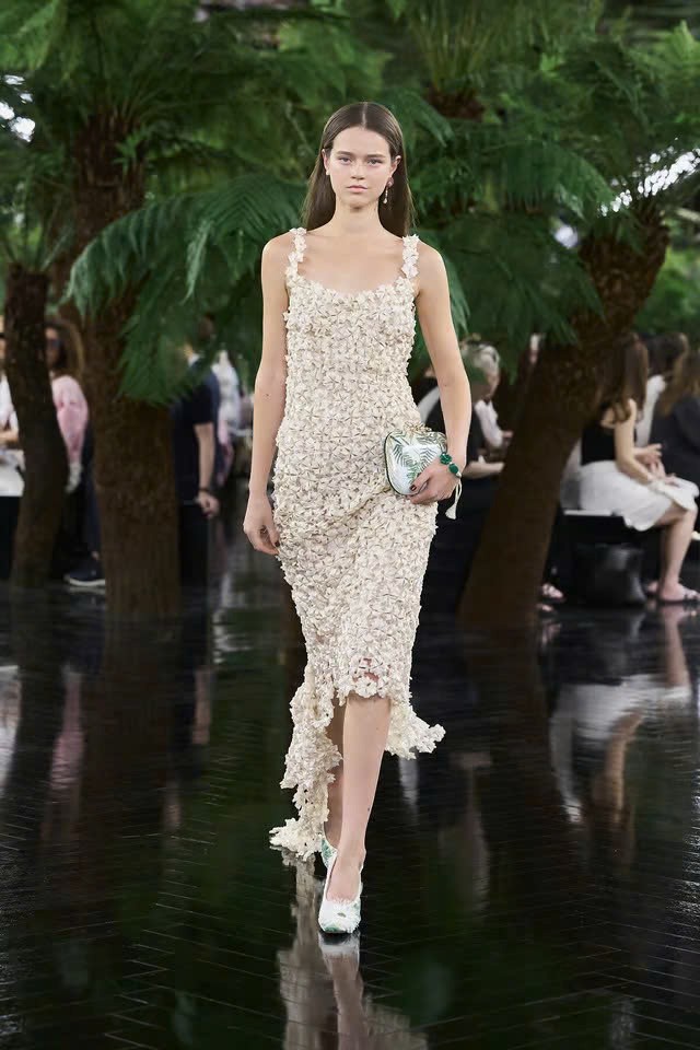 Hinh anh Dior Haute Couture FW26: Ngôn ngữ điêu khắc dưới bóng cây dương xỉ  53