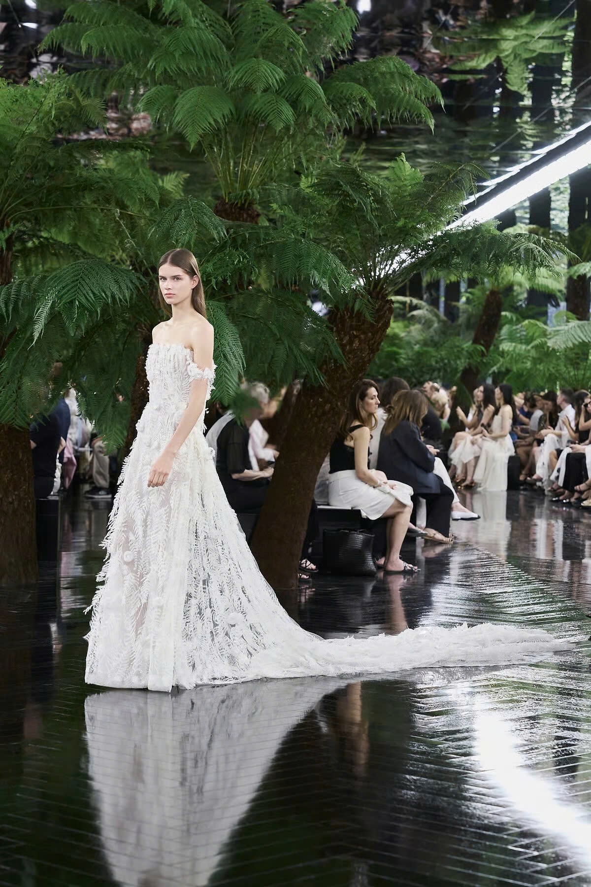 Hinh anh Dior Haute Couture FW26: Ngôn ngữ điêu khắc dưới bóng cây dương xỉ  54