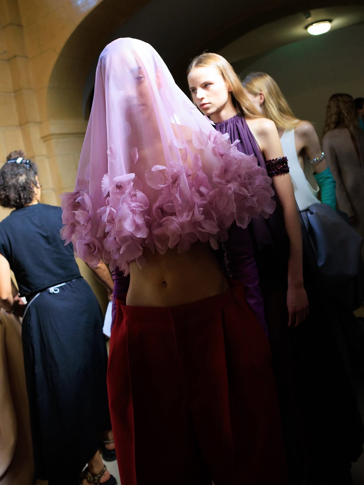 Hinh anh Balenciaga Haute Couture FW26: “Tân vương” dệt mộng vải vóc từ hình khối 10