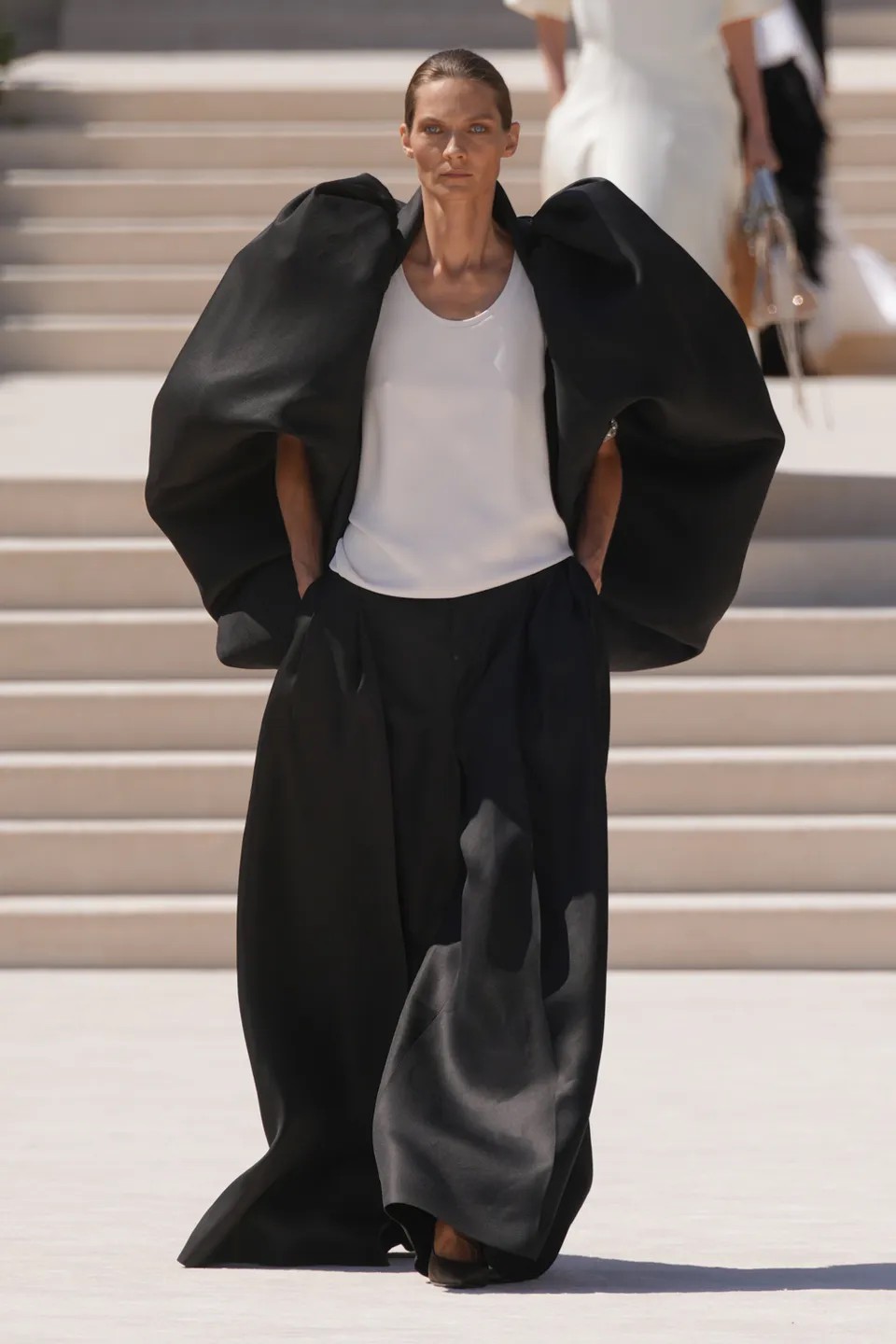 Hinh anh Balenciaga Haute Couture FW26: “Tân vương” dệt mộng vải vóc từ hình khối 8
