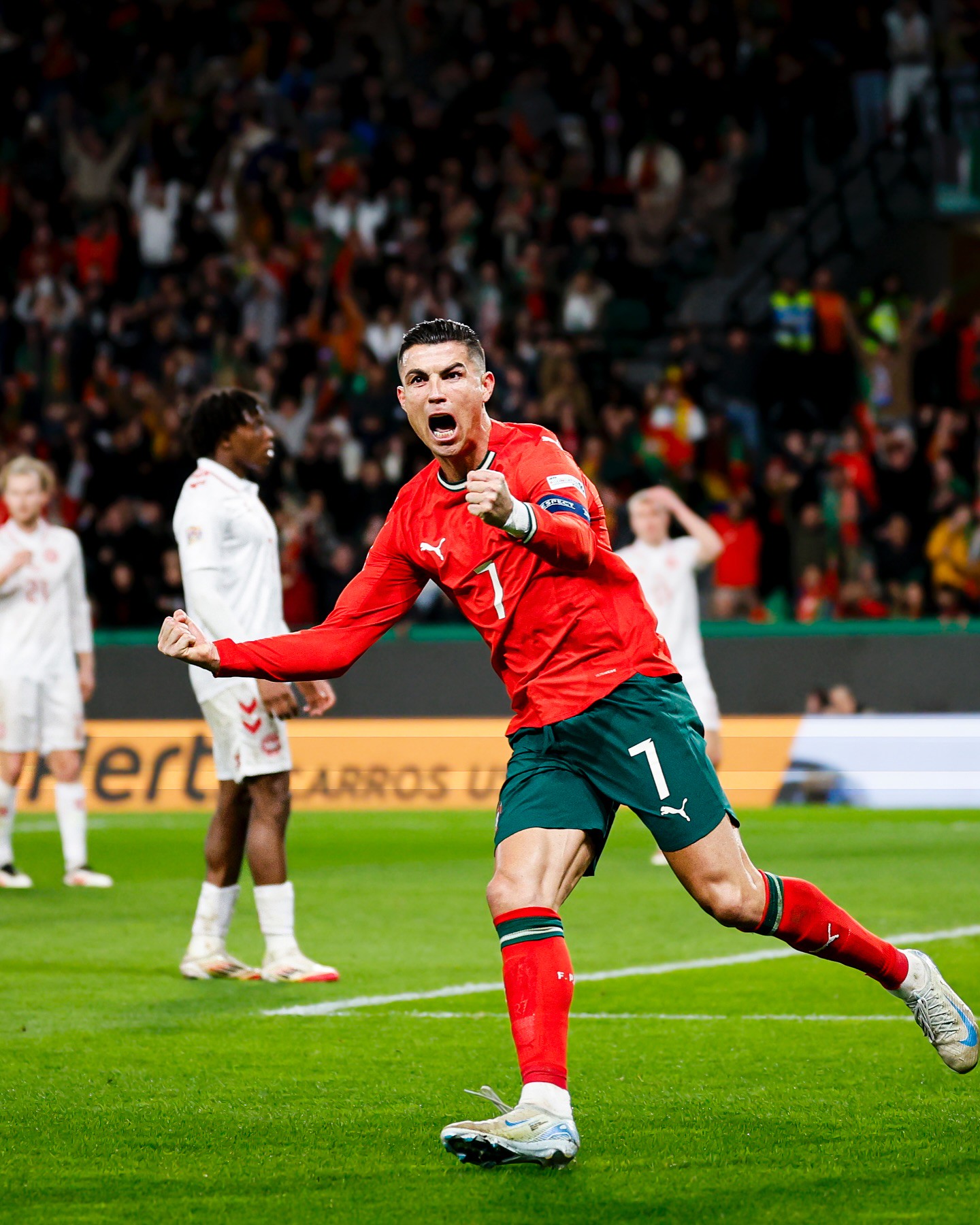 Hinh anh Ronaldo rời sân, bóng đá vắng đi điều gì? 6