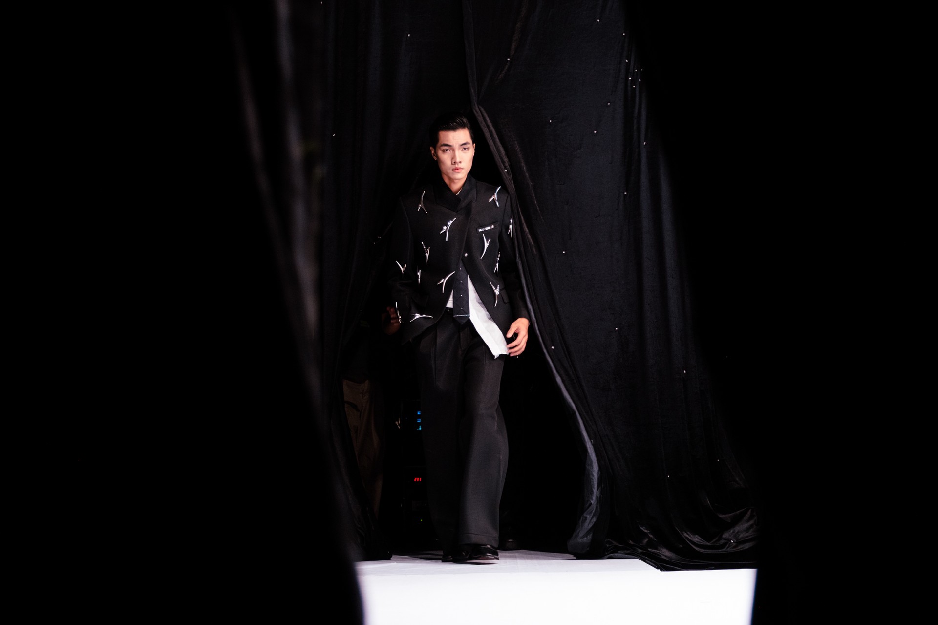 Hinh anh Saigon Fashion Runway powered by Fujifilm Vietnam: The New Neon và hành trình mới của sáng tạo Việt 10