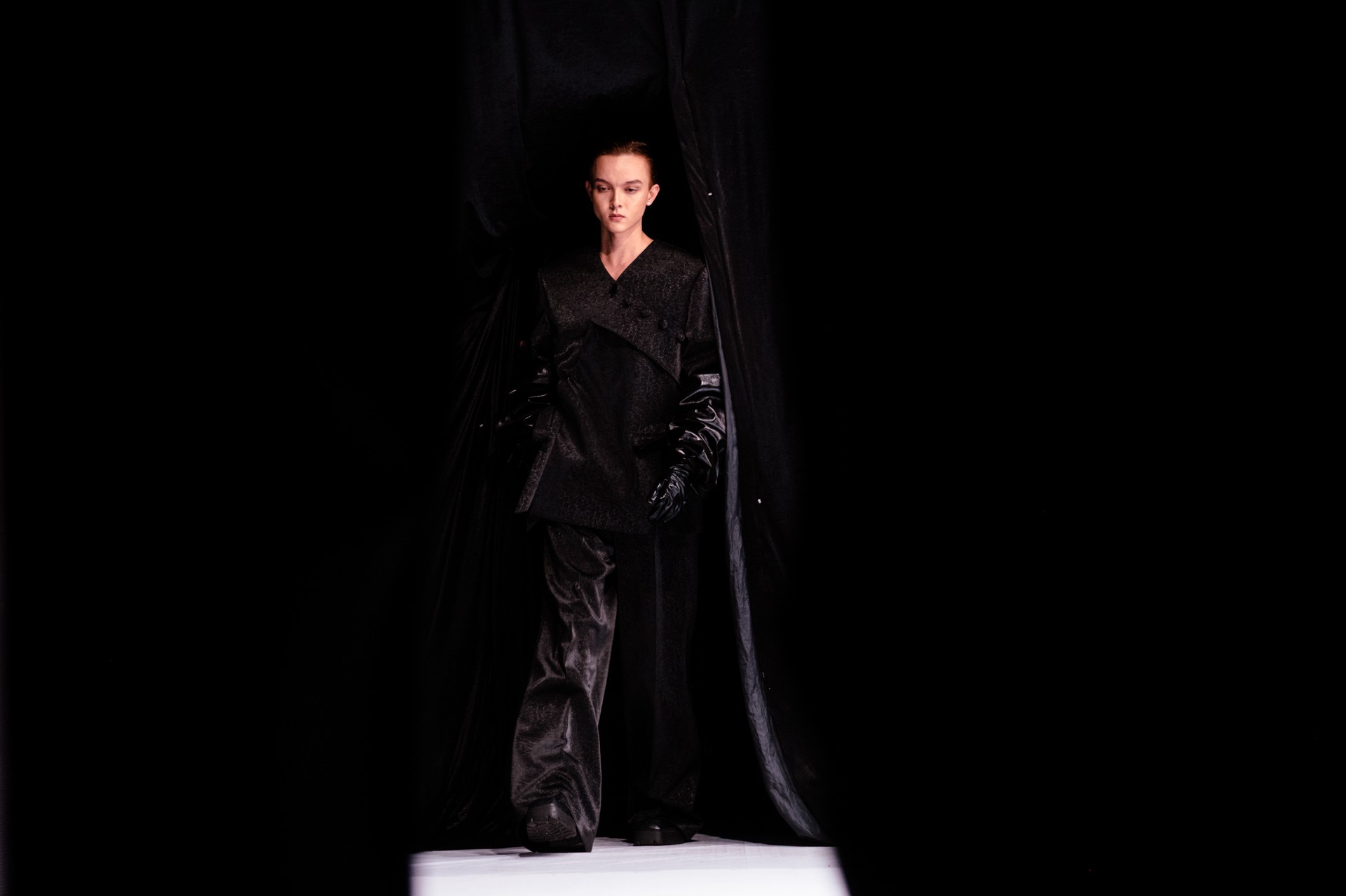 Hinh anh Saigon Fashion Runway powered by Fujifilm Vietnam: The New Neon và hành trình mới của sáng tạo Việt 11