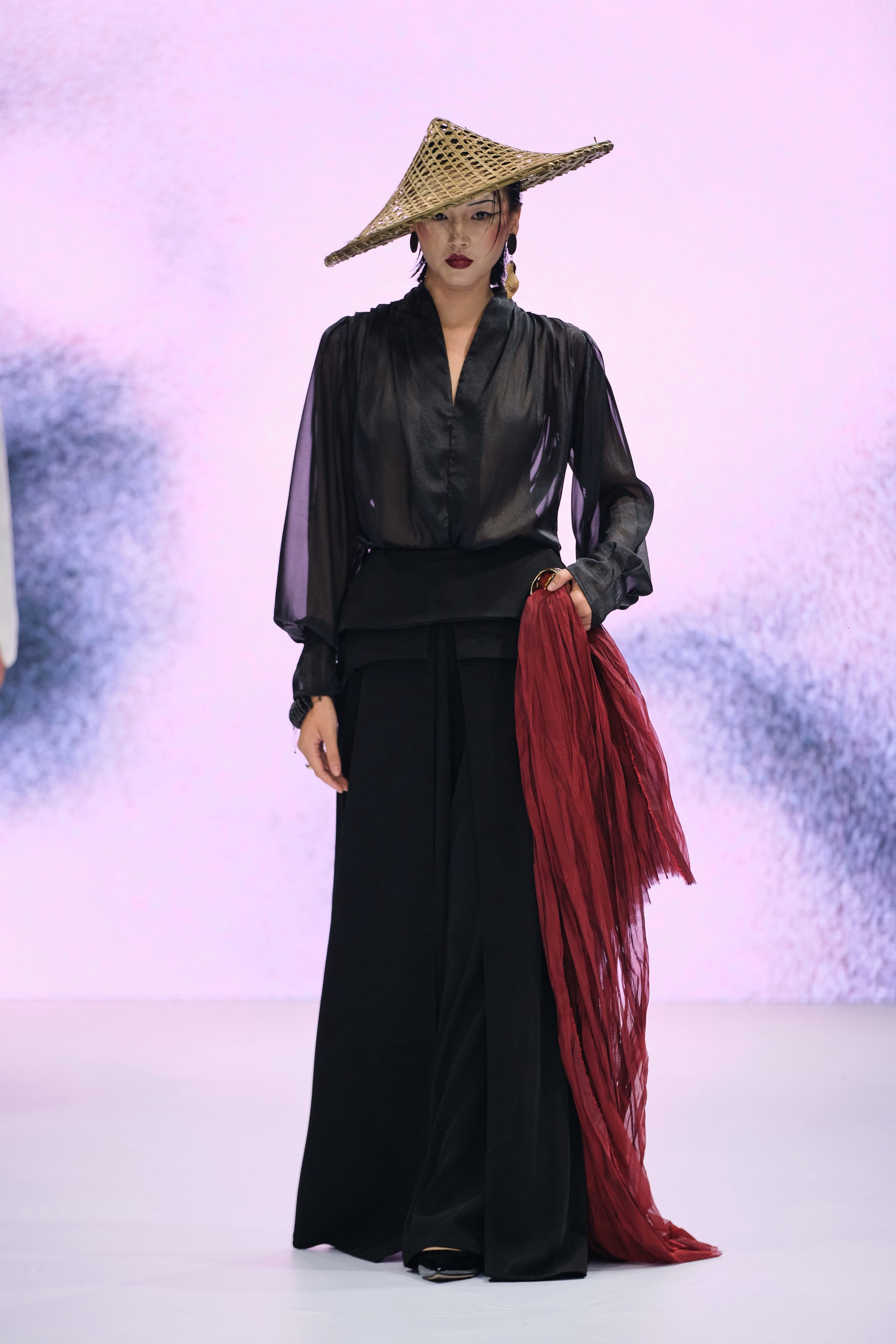Hinh anh Saigon Fashion Runway powered by Fujifilm Vietnam: The New Neon và hành trình mới của sáng tạo Việt 14