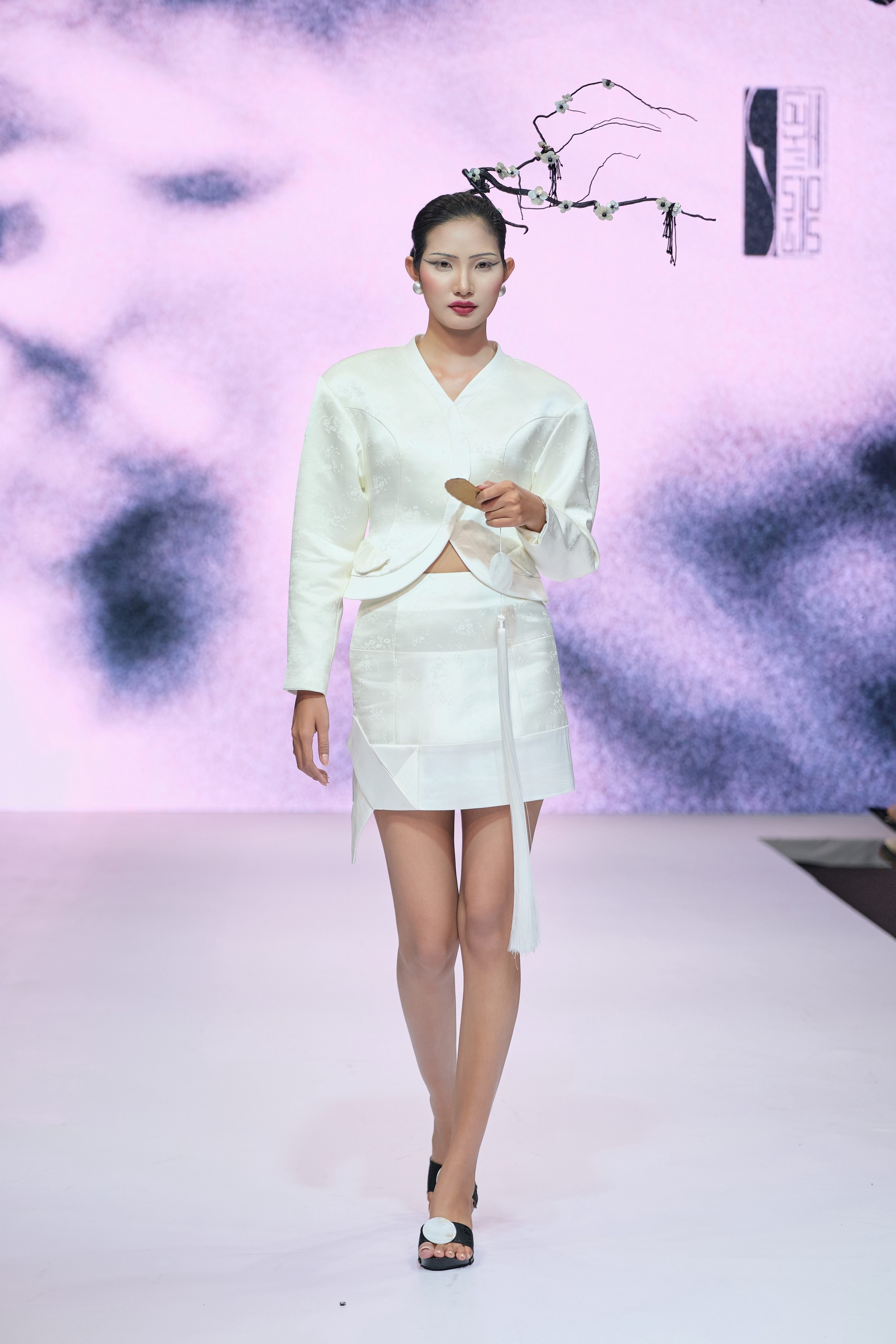 Hinh anh Saigon Fashion Runway powered by Fujifilm Vietnam: The New Neon và hành trình mới của sáng tạo Việt 16