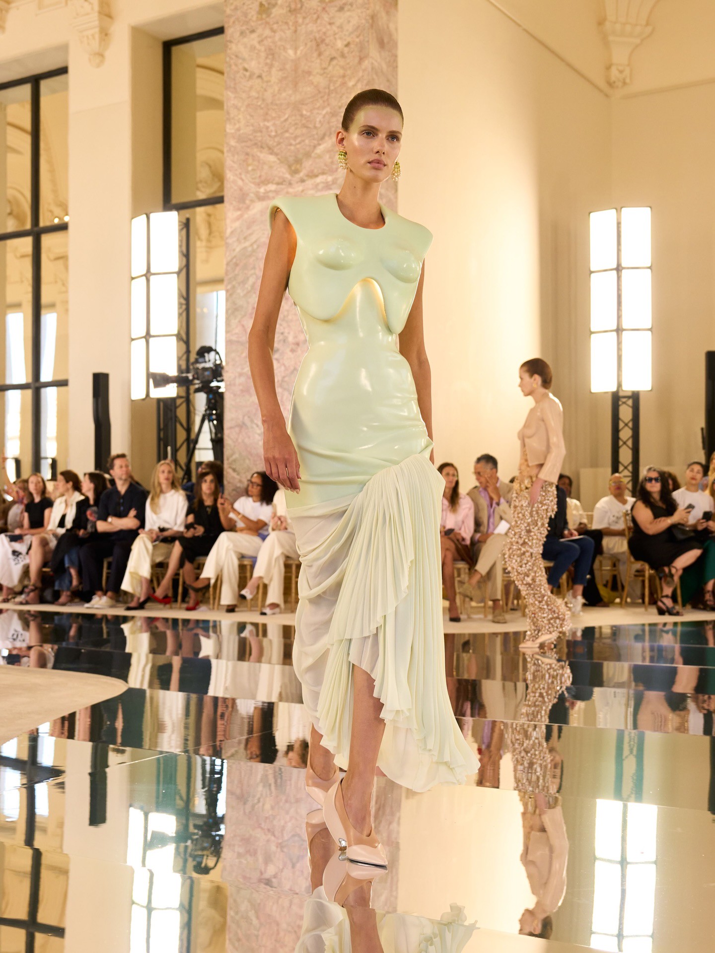 Hinh anh Hình khối, cổ tích có lẽ là xu hướng định hình Haute Couture Fall 2026 4