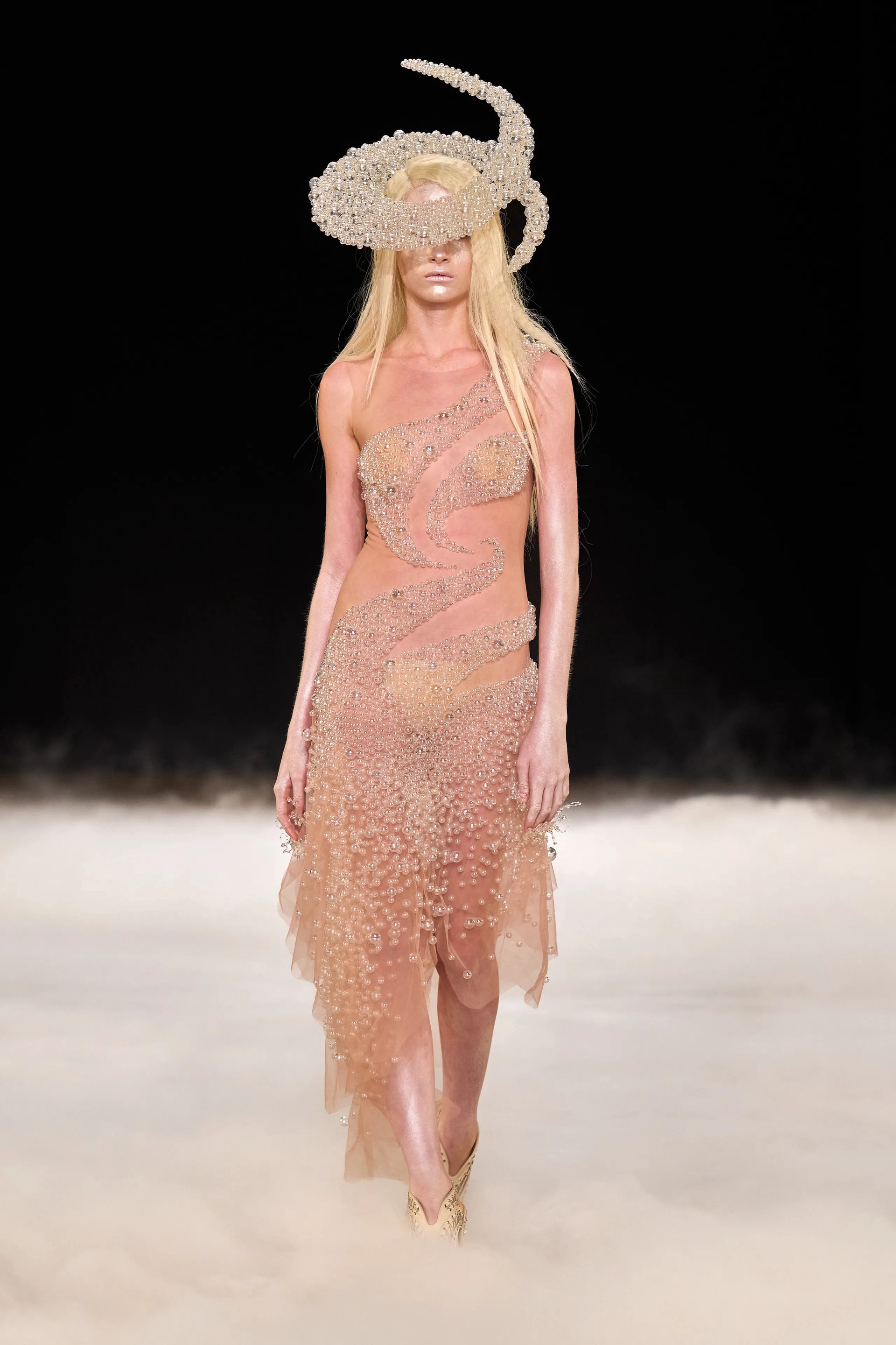 Hinh anh Hình khối, cổ tích có lẽ là xu hướng định hình Haute Couture Fall 2026 3
