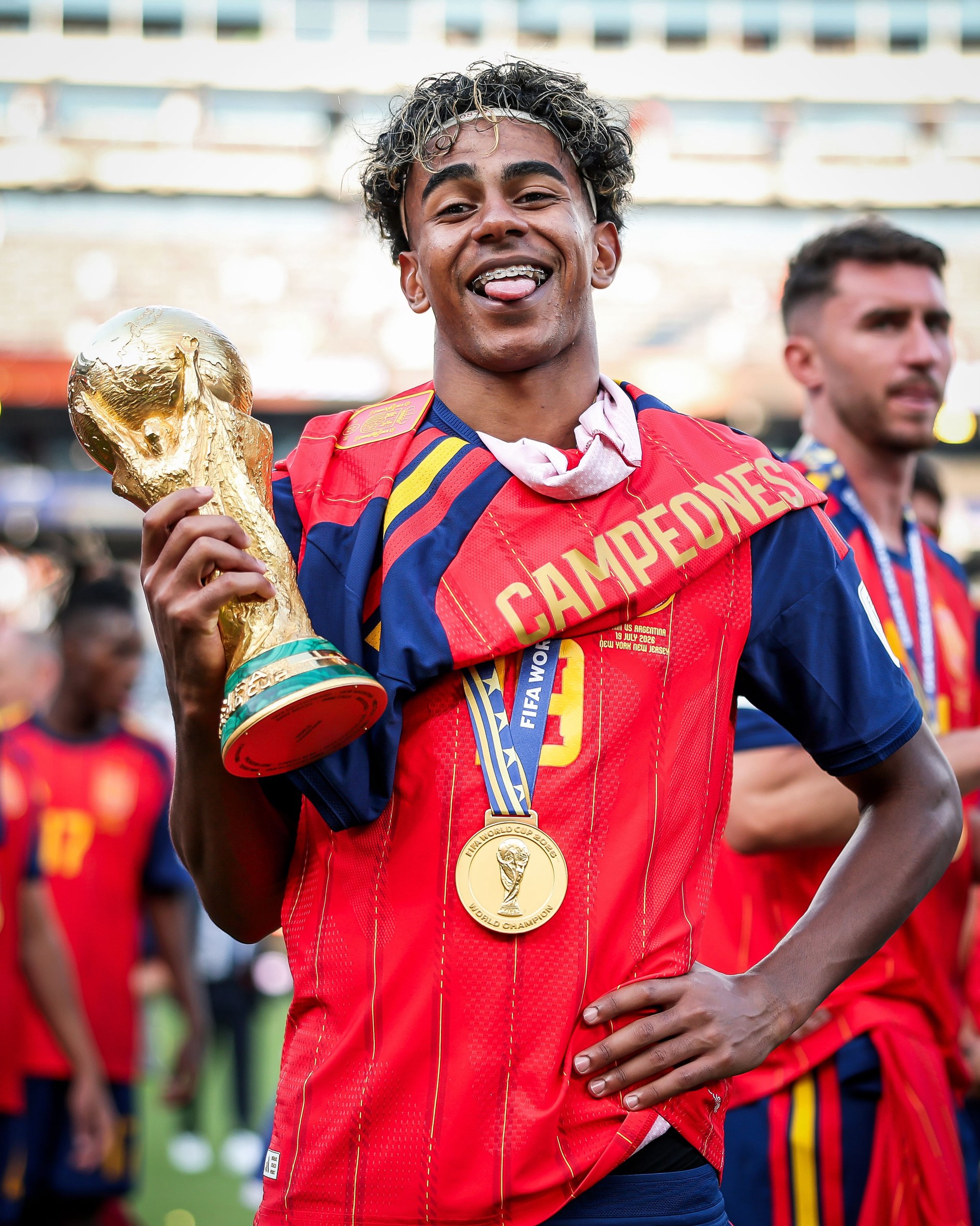 Hinh anh Ronaldo rời sân, bóng đá vắng đi điều gì? 15