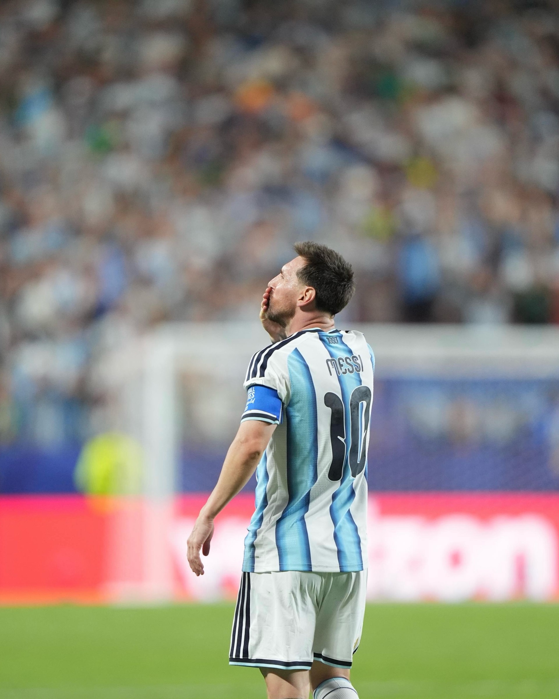 Hinh anh Ronaldo rời sân, bóng đá vắng đi điều gì? 9