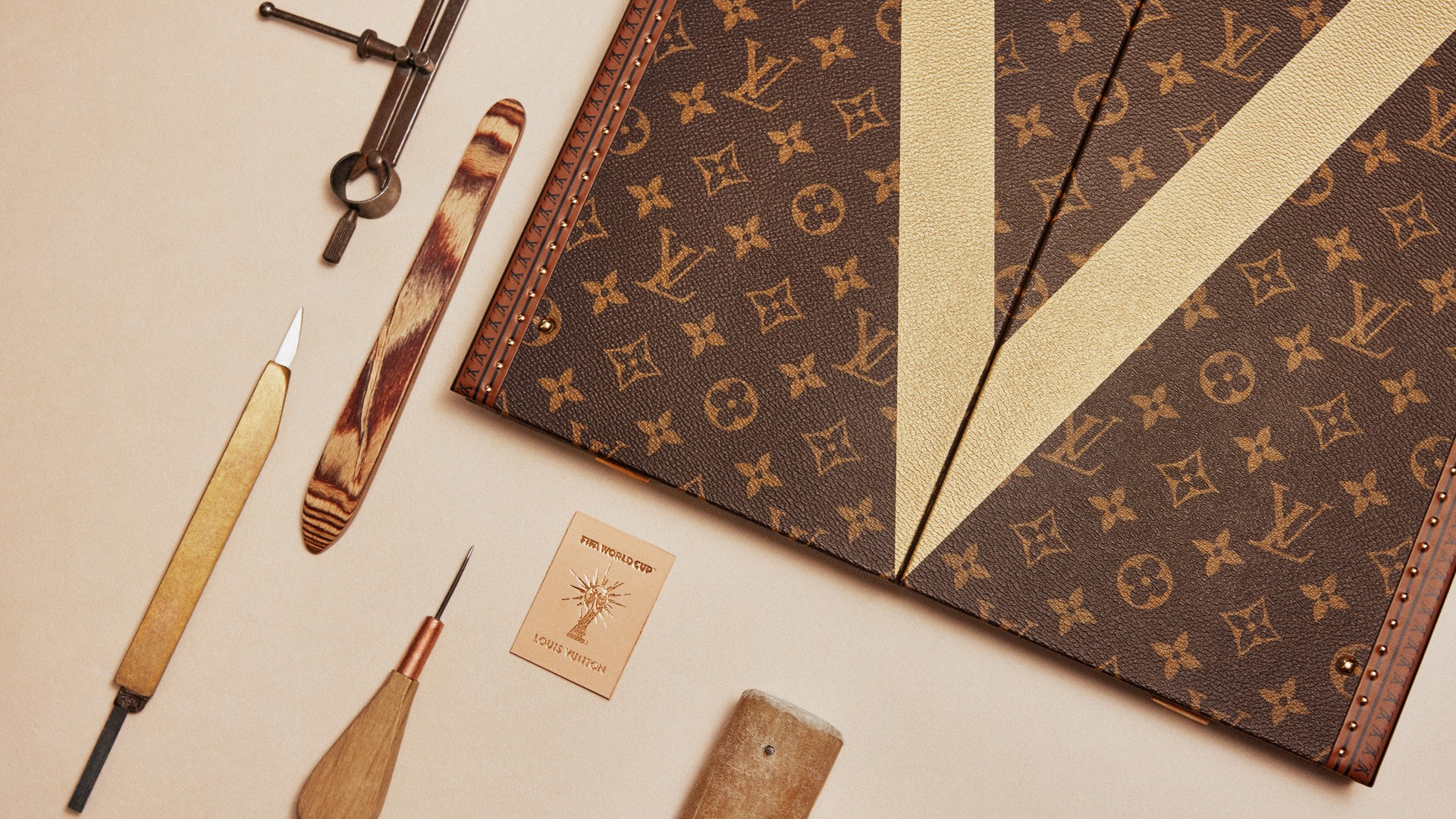 Hinh anh Dấu ấn Louis Vuitton phía sau chiếc rương bảo vệ cúp vàng FIFA World Cup 2026  7
