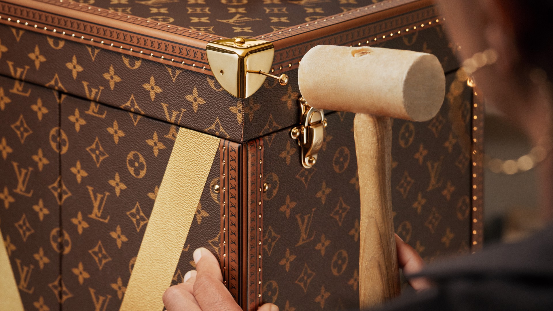 Hinh anh Dấu ấn Louis Vuitton phía sau chiếc rương bảo vệ cúp vàng FIFA World Cup 2026  6