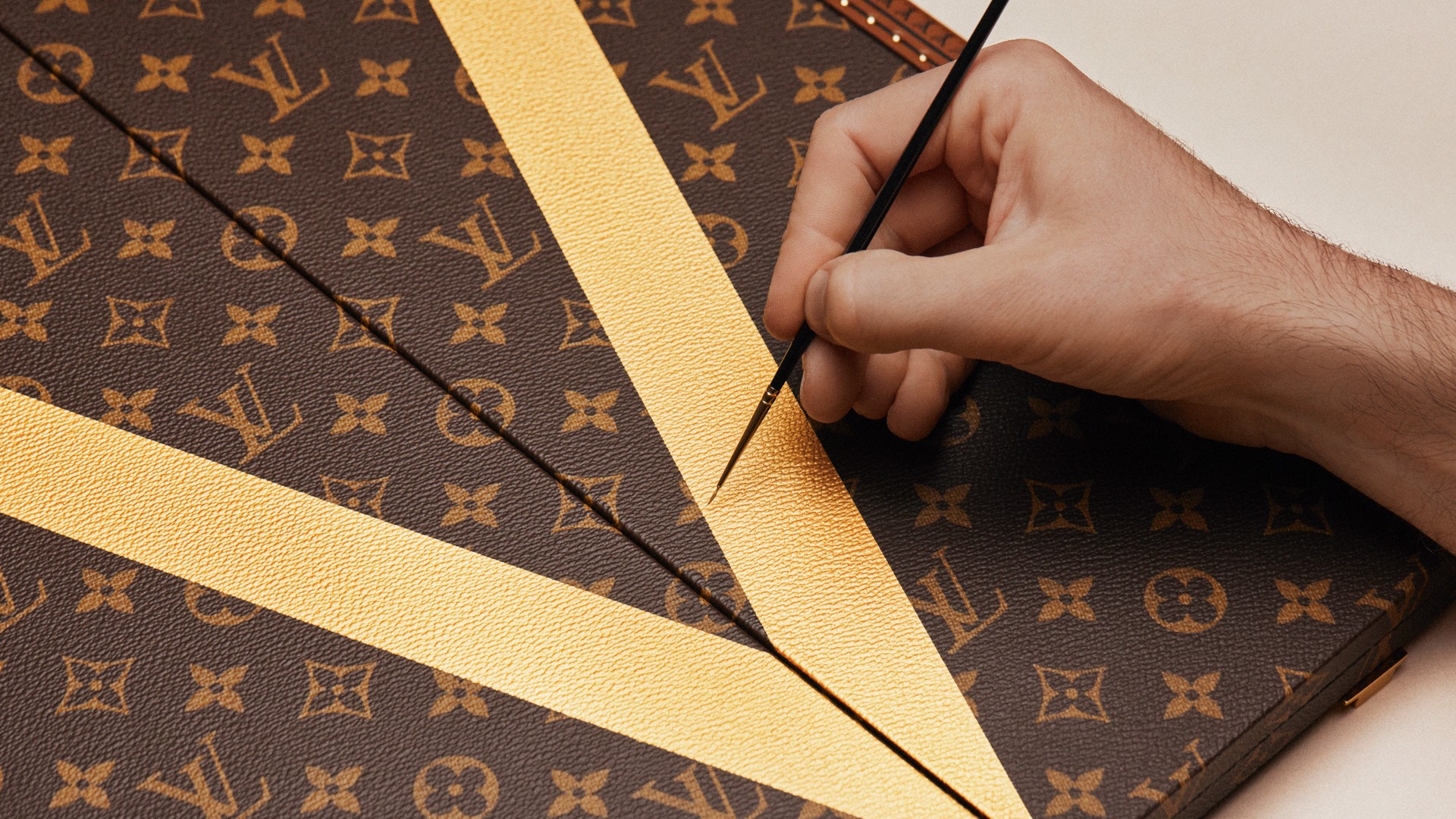 Hinh anh Dấu ấn Louis Vuitton phía sau chiếc rương bảo vệ cúp vàng FIFA World Cup 2026  5
