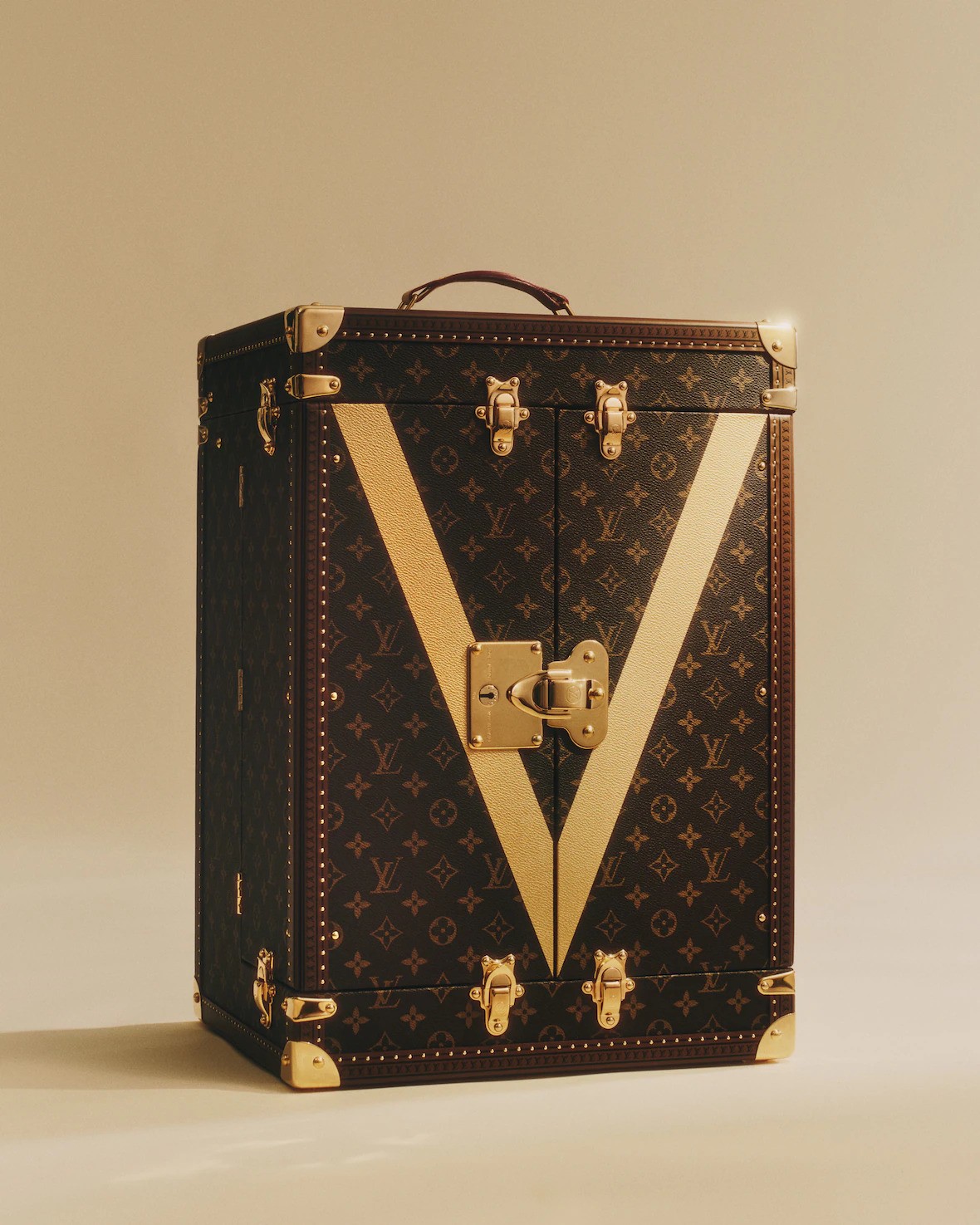 Hinh anh Dấu ấn Louis Vuitton phía sau chiếc rương bảo vệ cúp vàng FIFA World Cup 2026  1