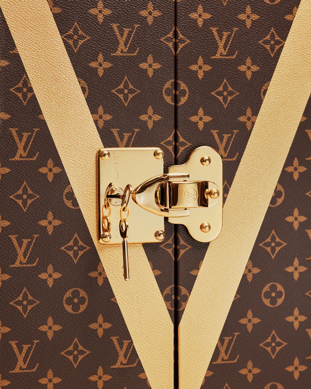 Hinh anh Dấu ấn Louis Vuitton phía sau chiếc rương bảo vệ cúp vàng FIFA World Cup 2026  2