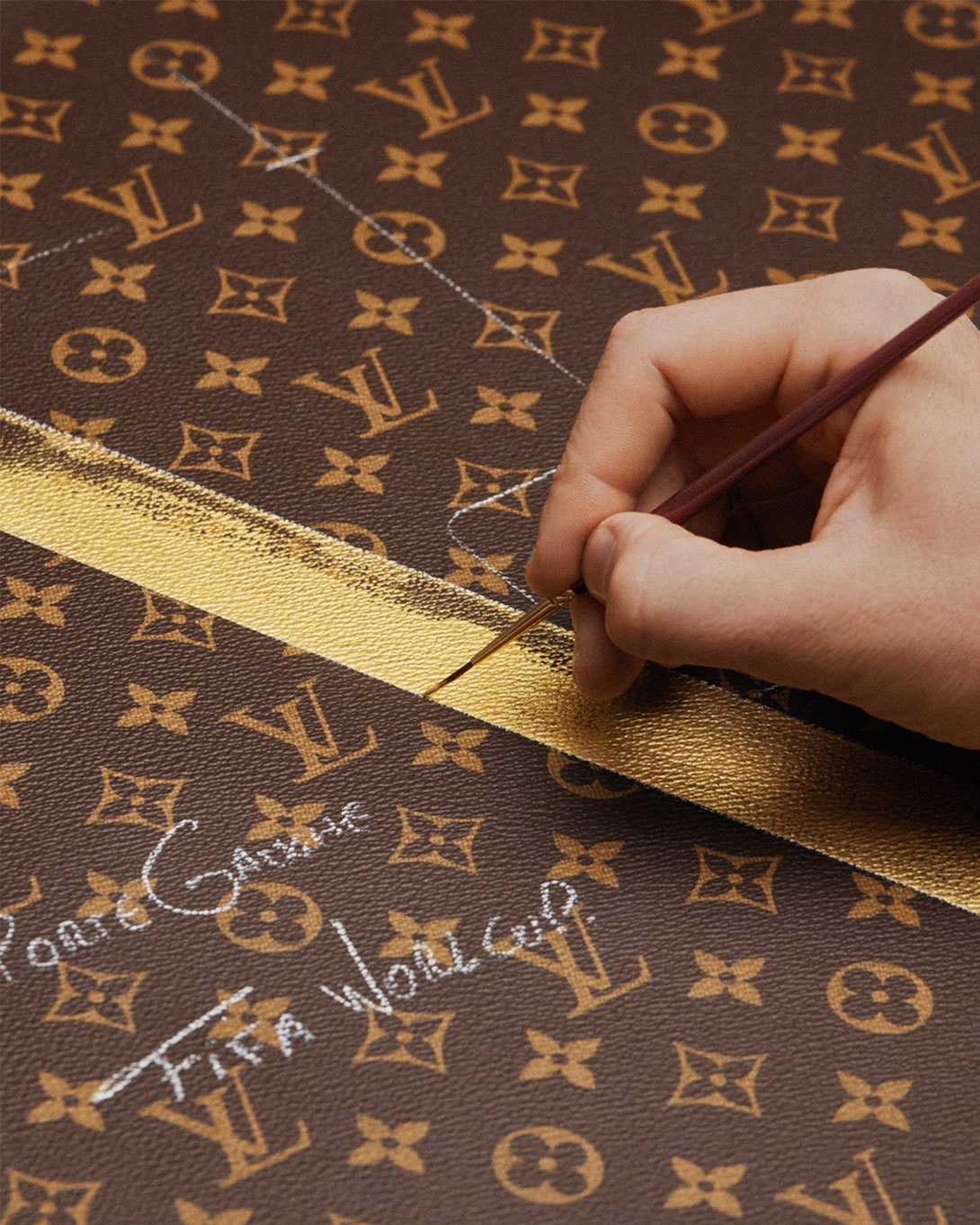 Hinh anh Dấu ấn Louis Vuitton phía sau chiếc rương bảo vệ cúp vàng FIFA World Cup 2026  3