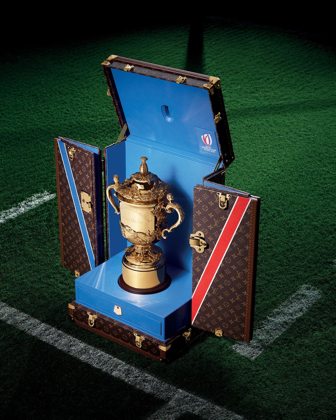 Hinh anh Dấu ấn Louis Vuitton phía sau chiếc rương bảo vệ cúp vàng FIFA World Cup 2026  9