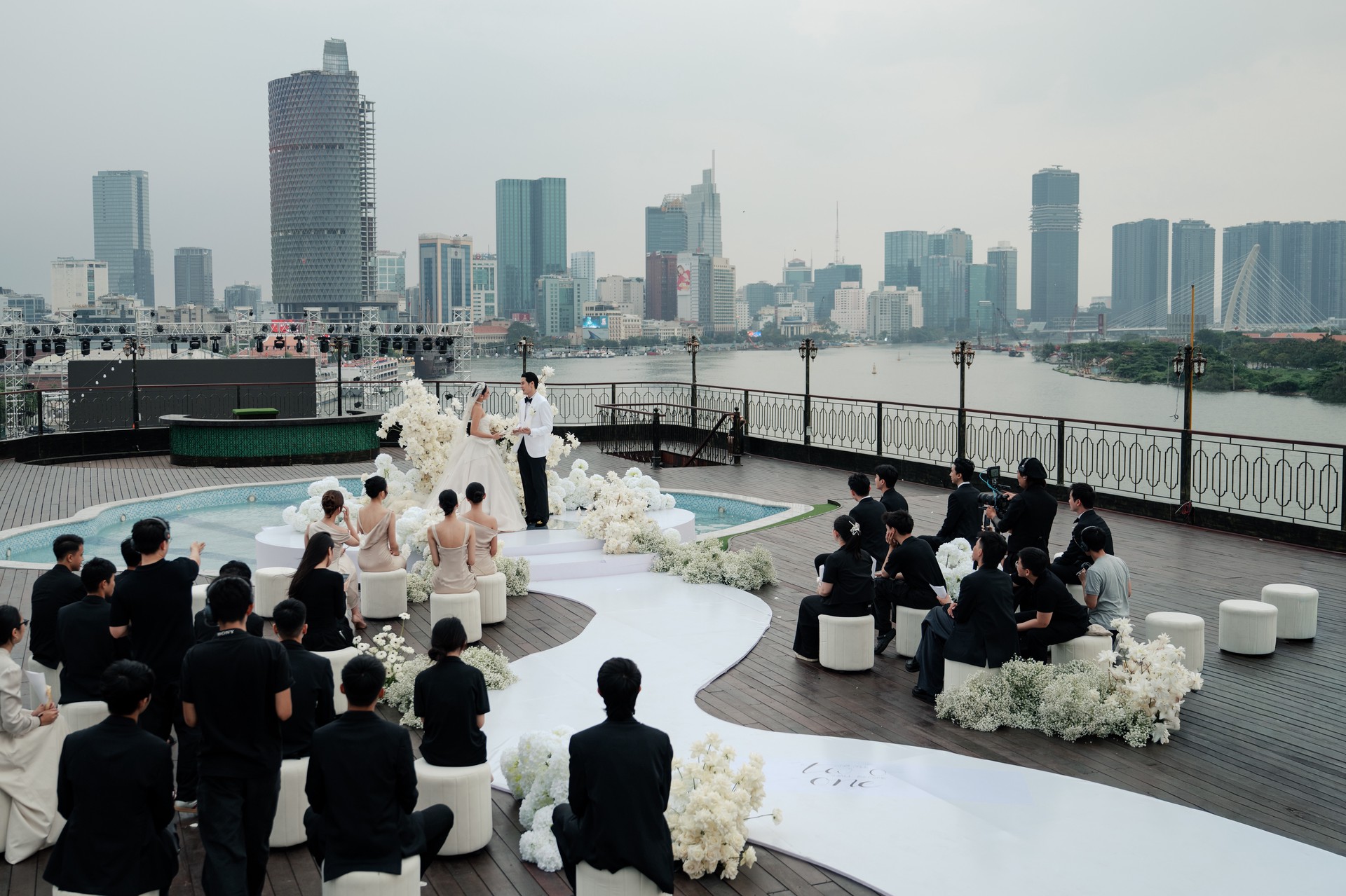 Hinh anh Hành trình cưới all-in-one giữa lòng sông Sài Gòn cùng REVER Cruise 1