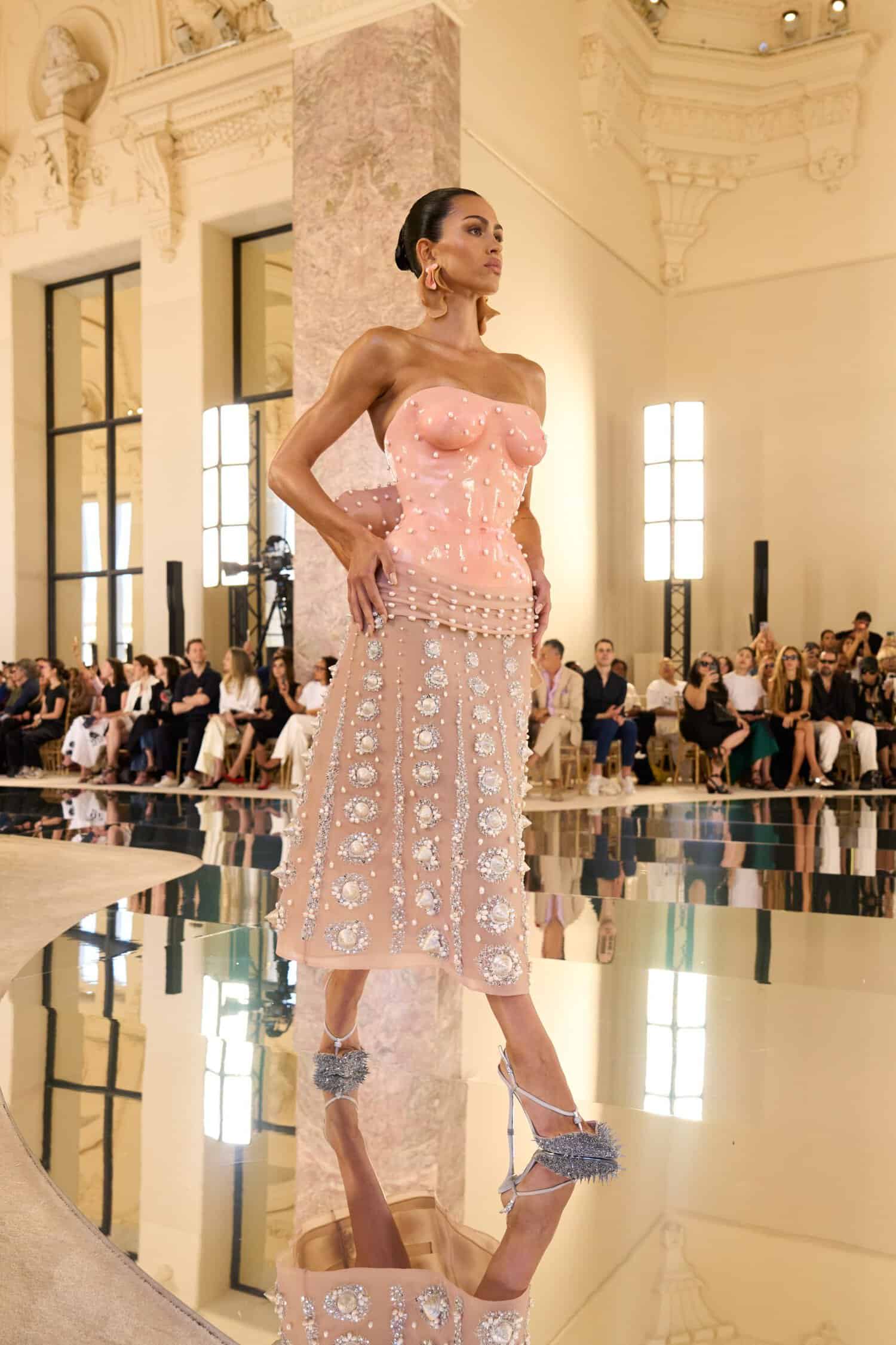Hinh anh Tiếng gọi hư vô trên sàn diễn Schiaparelli Haute Couture Thu Đông 2026 18