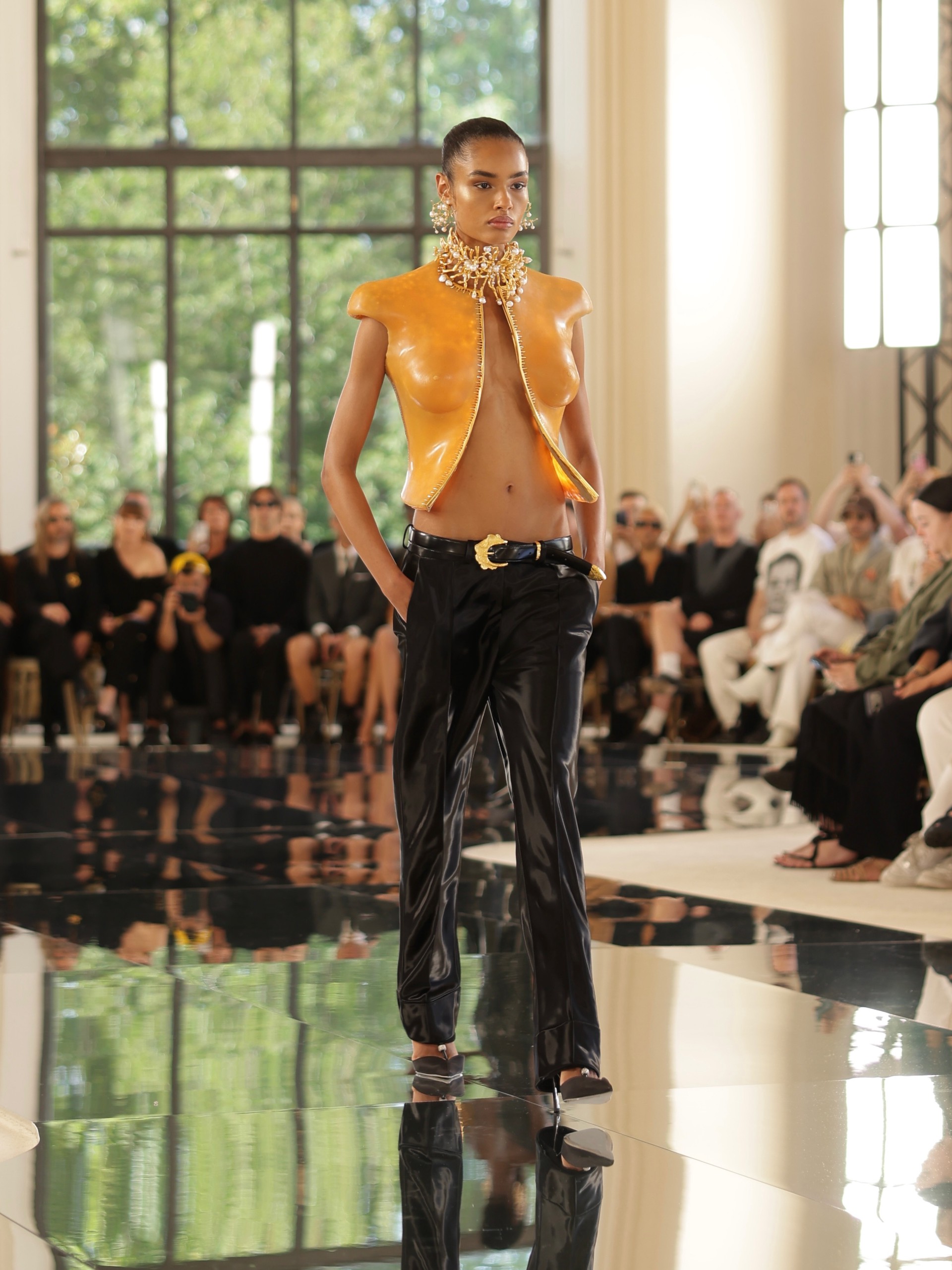 Hinh anh Tiếng gọi hư vô trên sàn diễn Schiaparelli Haute Couture Thu Đông 2026 7