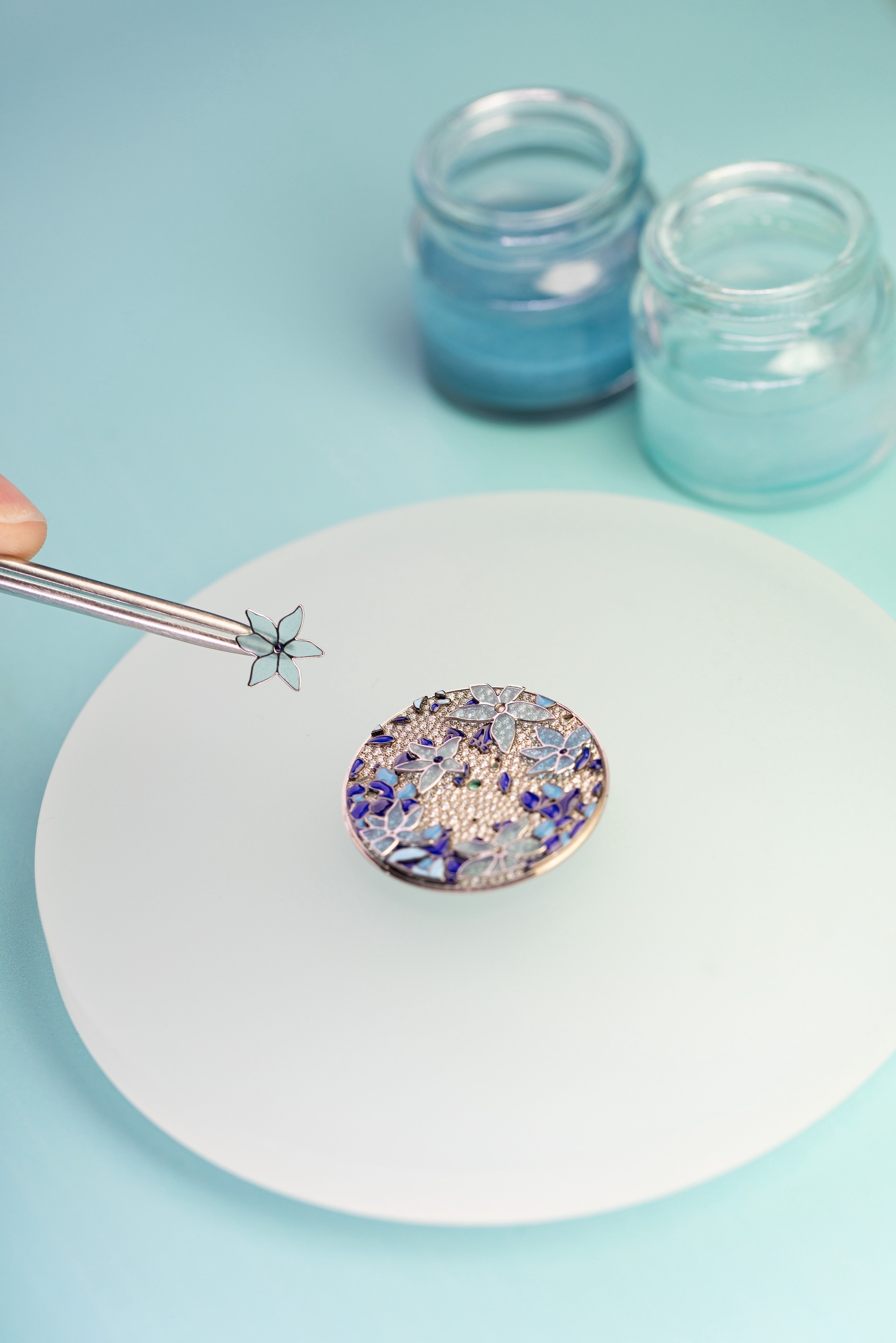 Hinh anh Di sản nở hoa trên mặt số Eternity by Tiffany Enamel Clematis 2