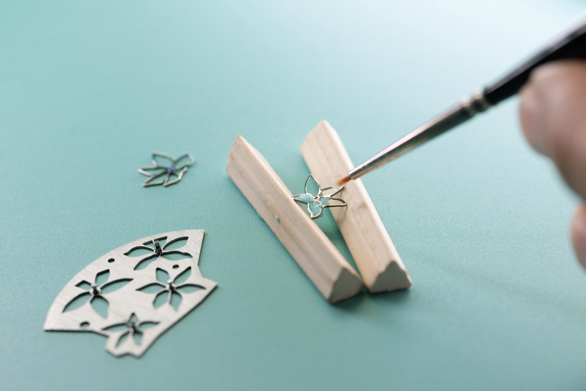 Hinh anh Di sản nở hoa trên mặt số Eternity by Tiffany Enamel Clematis 5