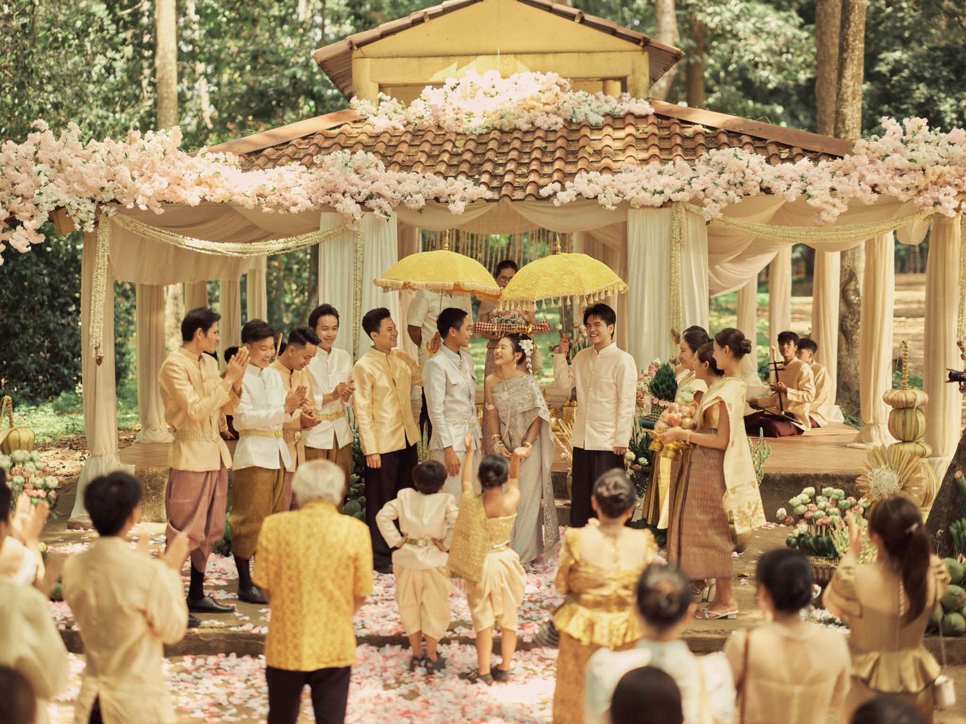 Hinh anh “Đây là lần đầu tiên trong hành trình nghệ thuật của mình, Chi đưa tình yêu đôi lứa trở thành một phần quan trọng trong câu chuyện âm nhạc. Khi trưởng thành hơn, Chi nhận ra tình yêu không chỉ là những rung động nhất thời mà còn là sự thấu hiểu, đồng hành và những điều mình sẵn sàng làm cho ‘người thương’”. 1