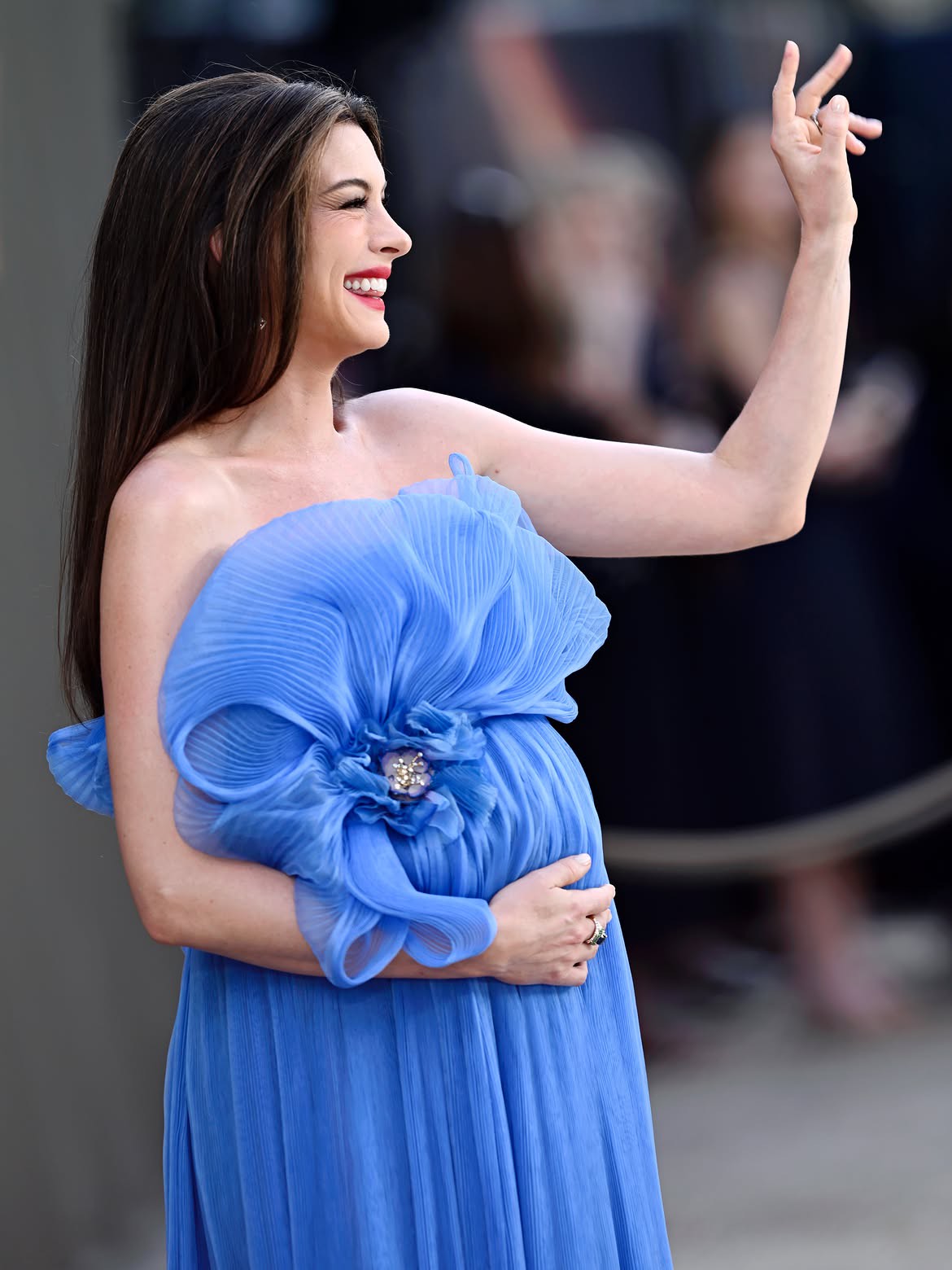 Hinh anh Một mùa hè high fashion của “mẹ bầu” Anne Hathaway 6