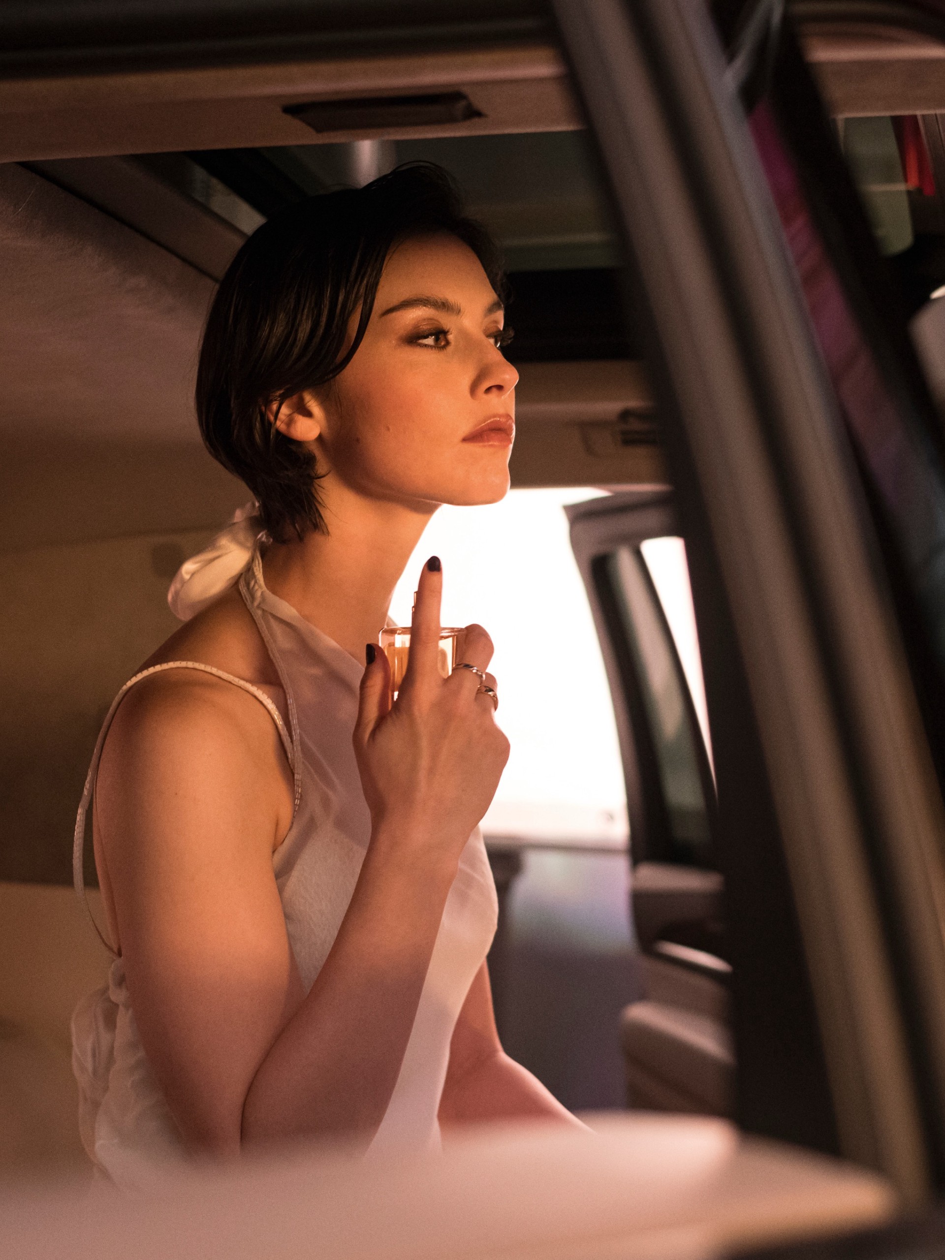 Hinh anh Gracie Abrams đánh thức màn đêm Paris cùng COCO MADEMOISELLE CRUSH ABSOLU 2