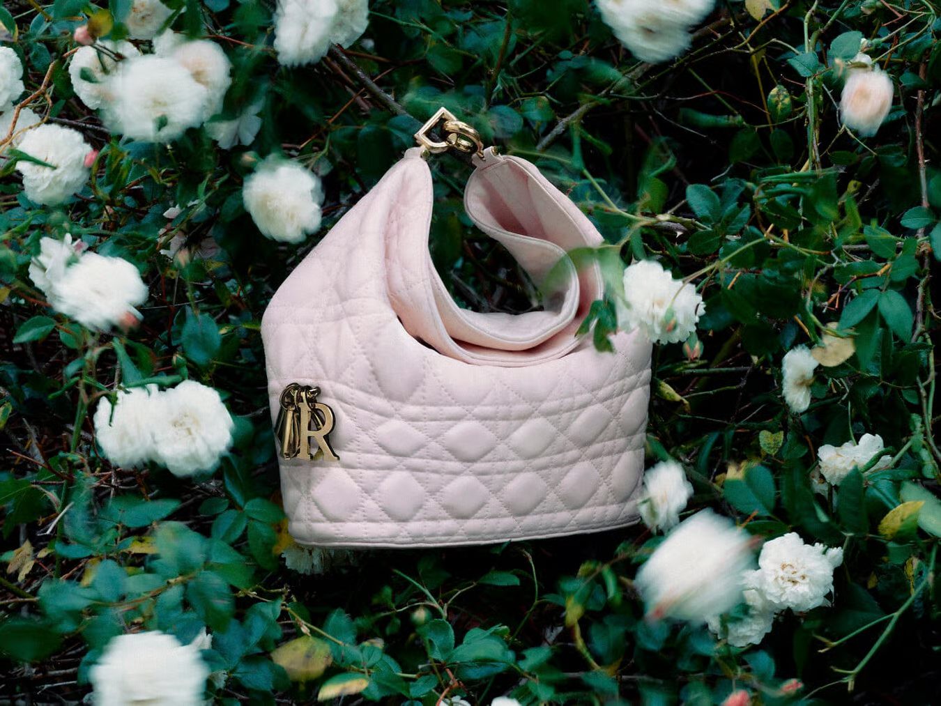 Hinh anh Jonathan Anderson mở rộng ngôn ngữ túi xách Dior với Dior Bolt và Dior Toujours 5