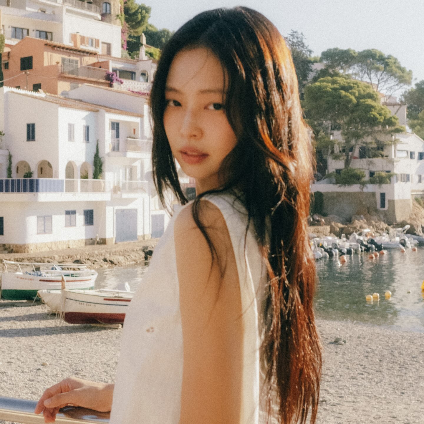 Hinh anh Bản phối mùa hè mộng mơ của Jennie trong bản tình ca Less than a Lover 16