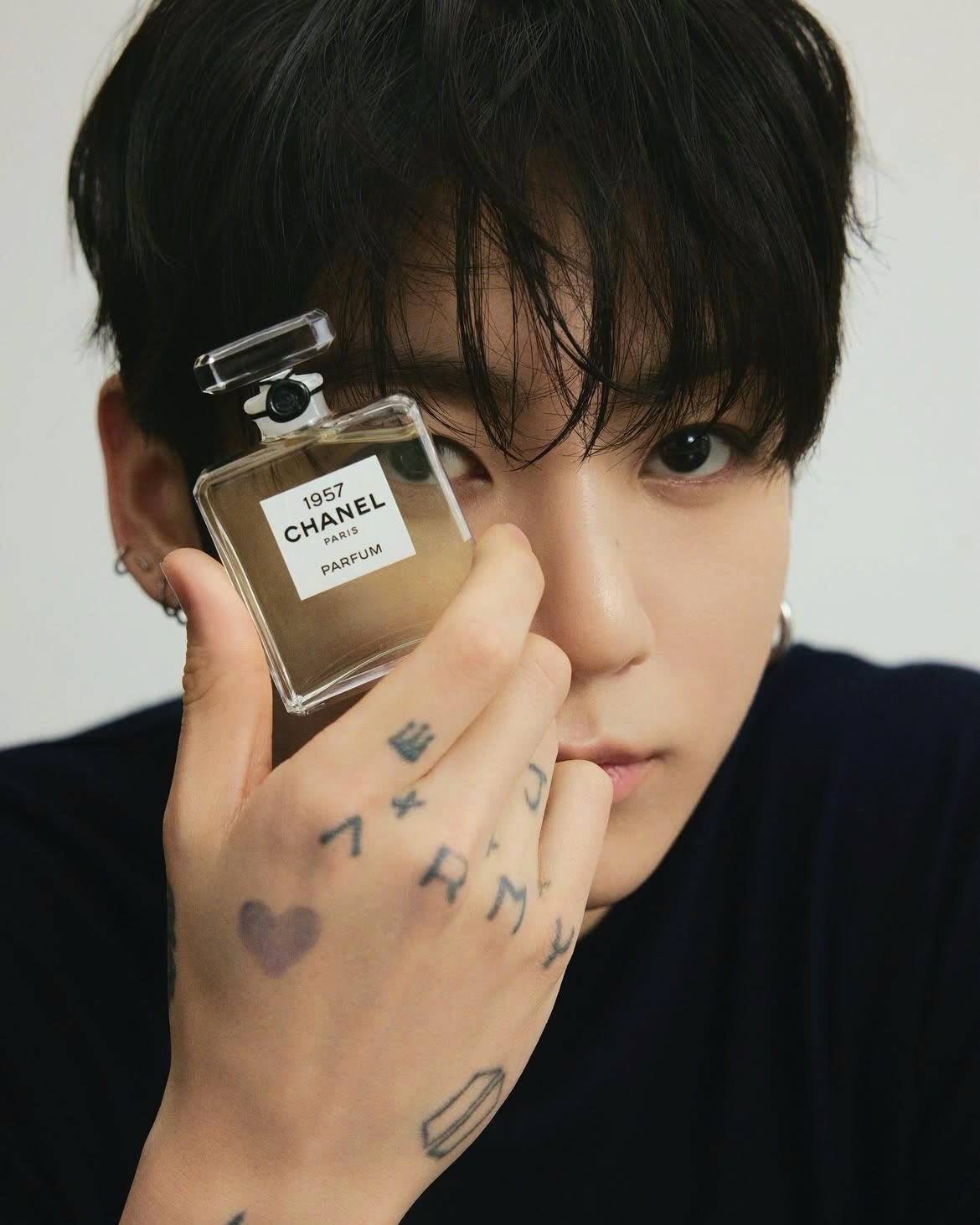 Hinh anh Jungkook trong những tầng hương ký ức của CHANEL 1957 2
