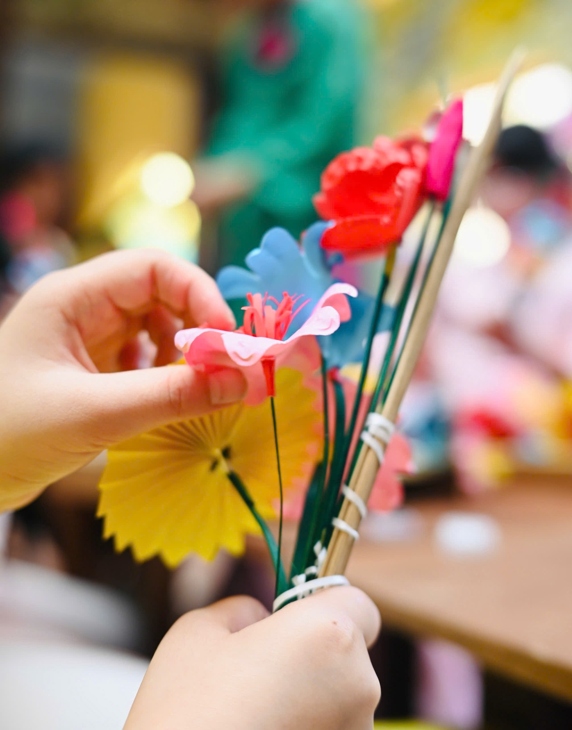 Hinh anh Nghệ nhân Phan Ngọc Hiếu: Người đơm sức sống cho những cánh hoa 2
